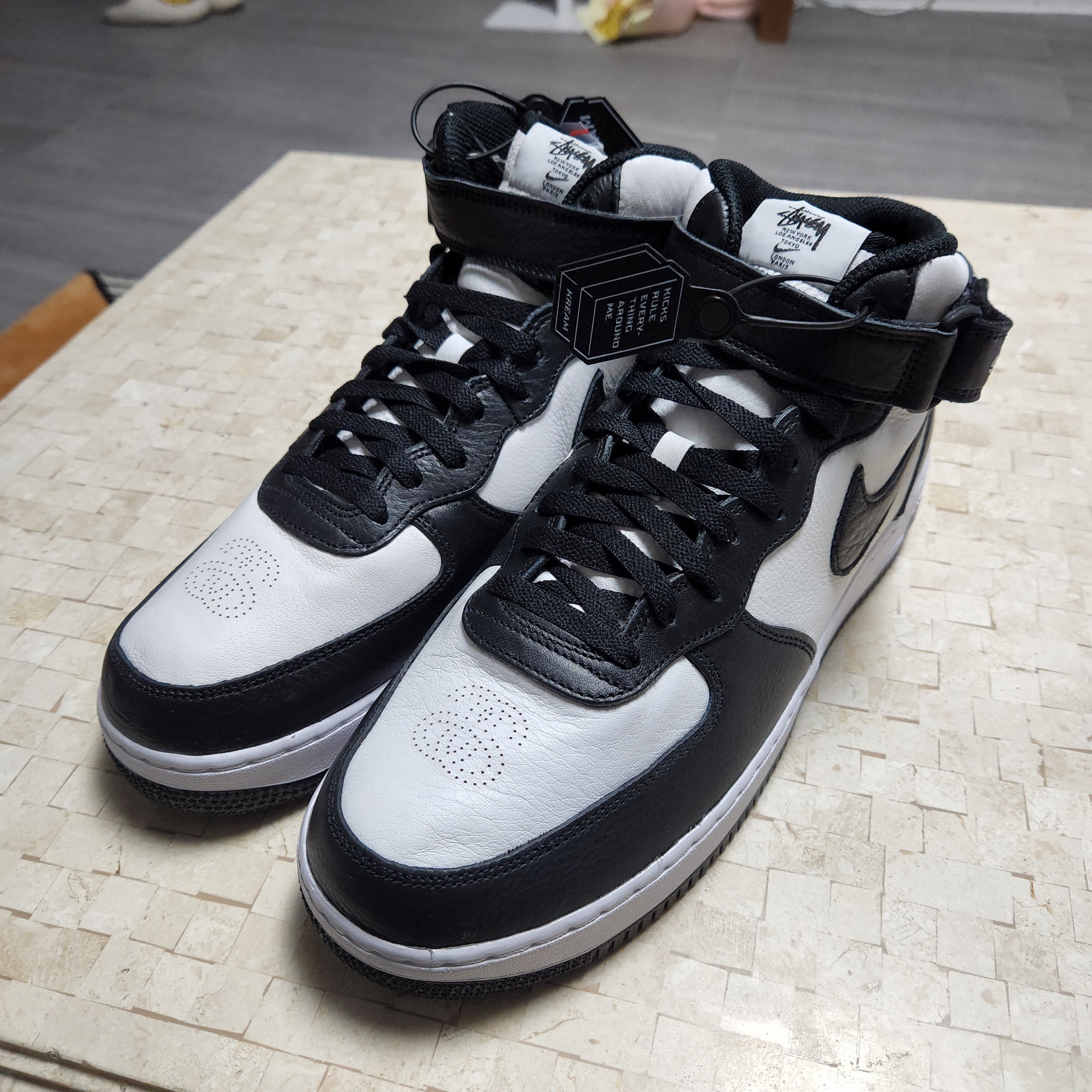 Nike x Stussy Air Force 1 '07 Mid SP Black and Light Bone 착용 스타일 - 2