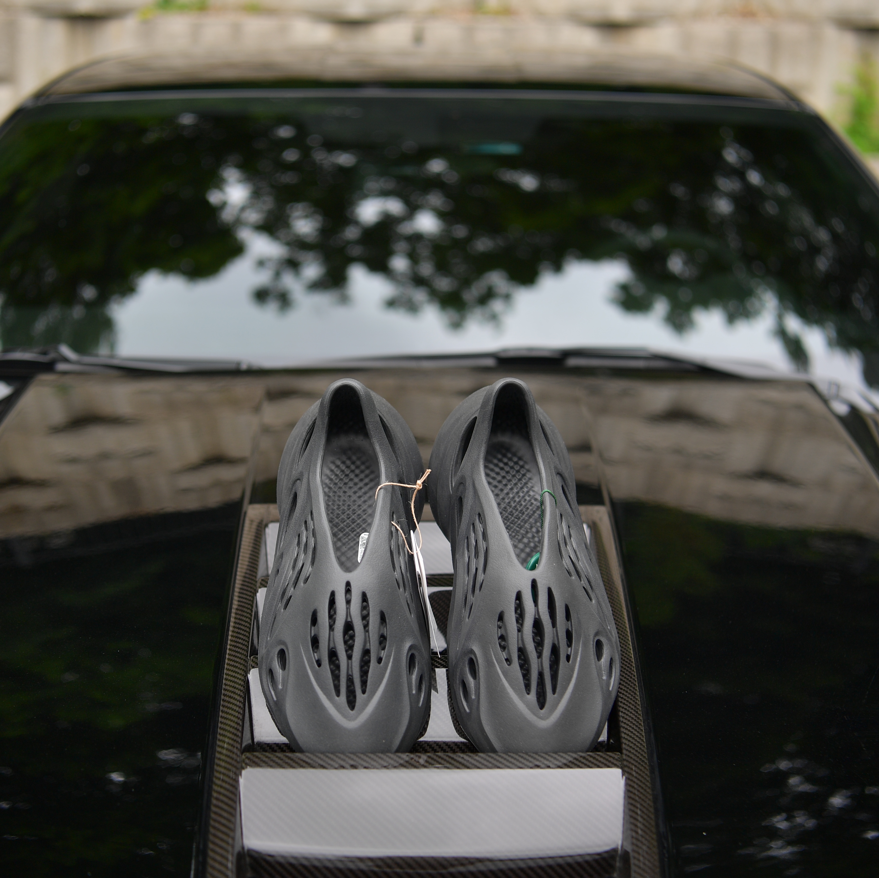Adidas Yeezy Foam RNNR Onyx 착용 스타일 - 4