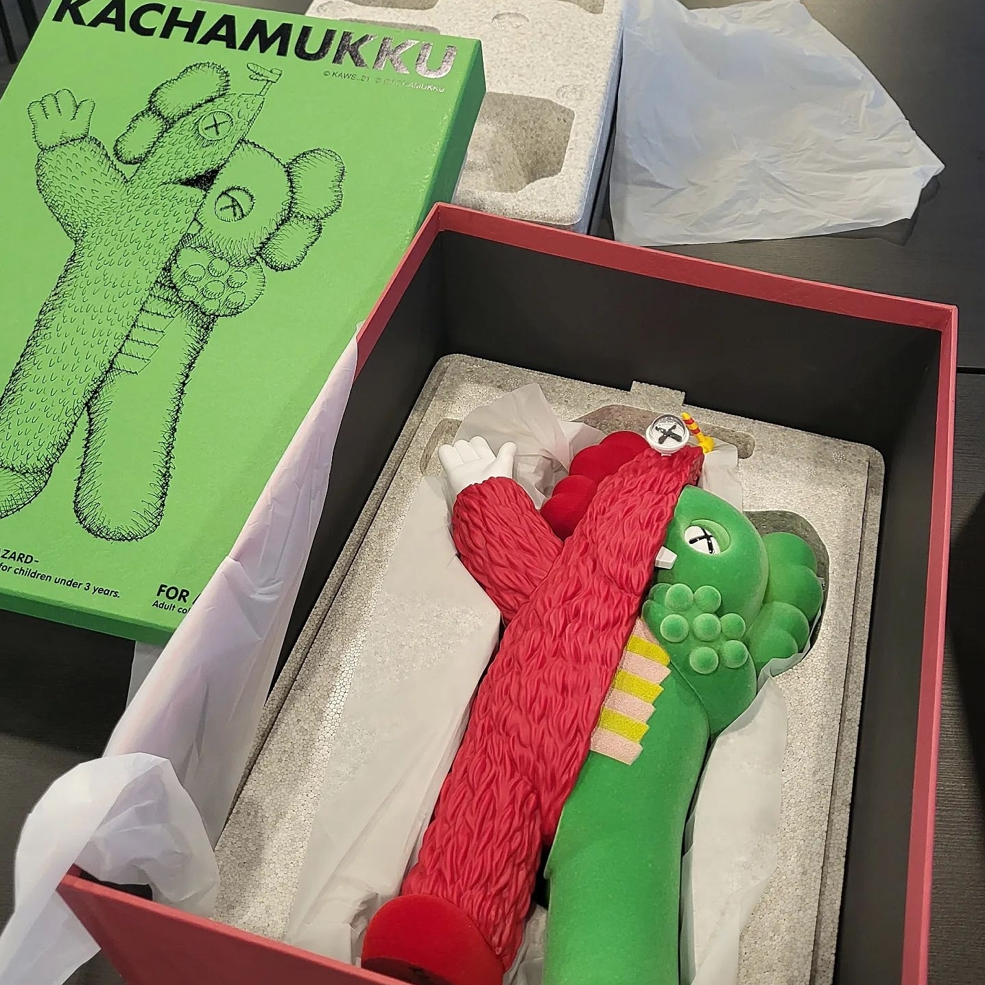 Kaws Kachamukku Vinyl Figure Green Red 착용 스타일