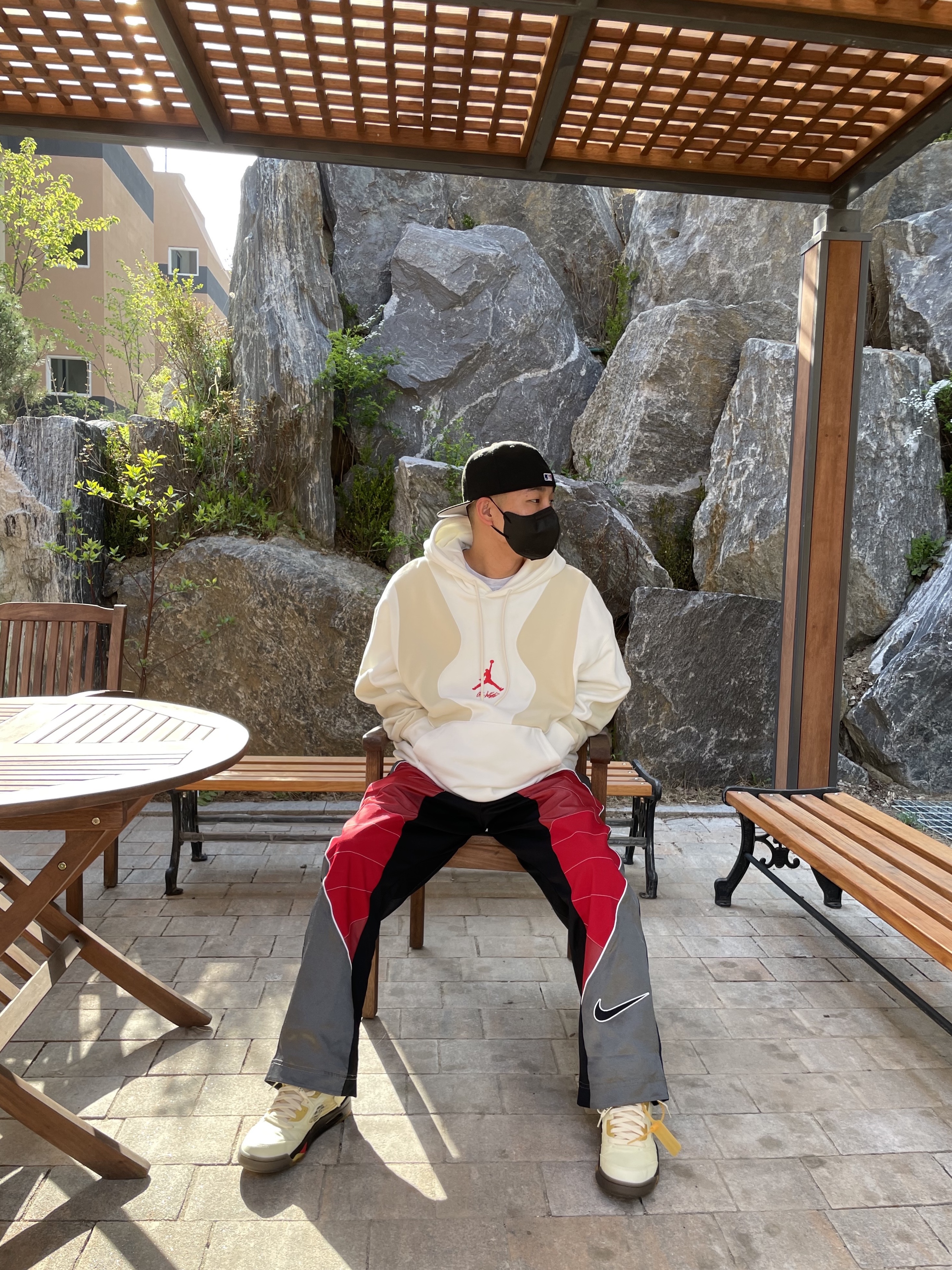 Nike x Cactus Plant Flea Market MX Rave Pants Red Grey Black - US/EU, Jordan 5 x Off-White Retro SP Sail Fire Red 착용 스타일 - 3