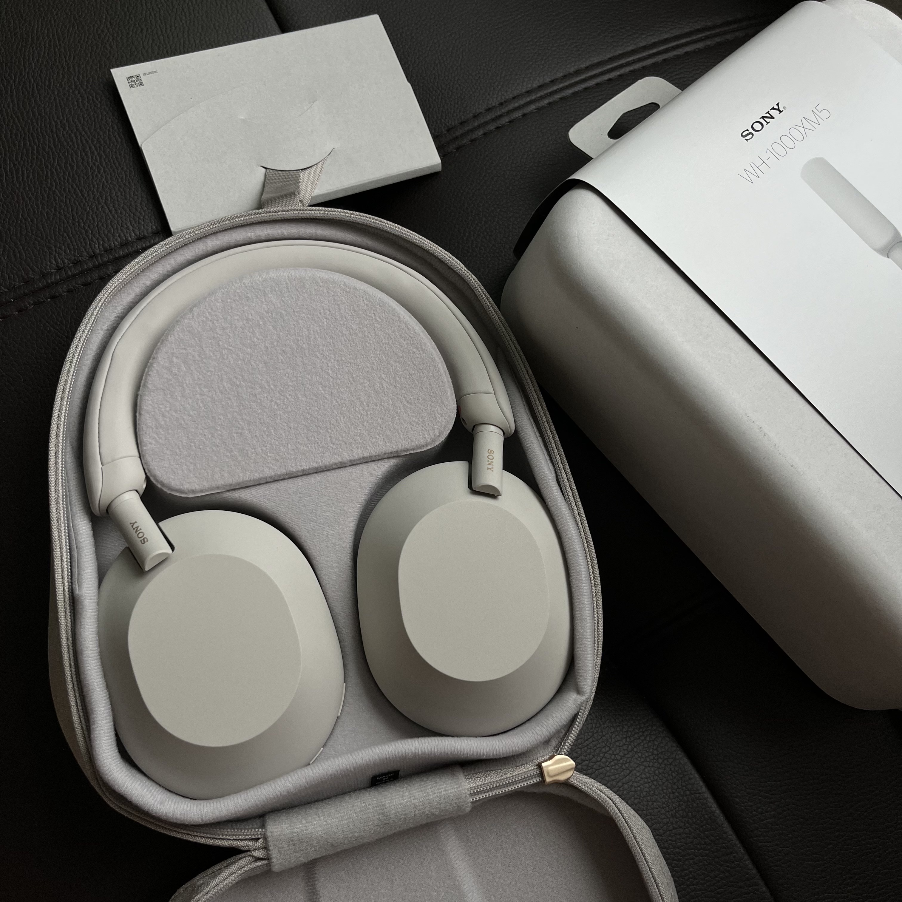 Sony WH-1000XM5 Silver (Korean Ver.) 착용 스타일 - 1