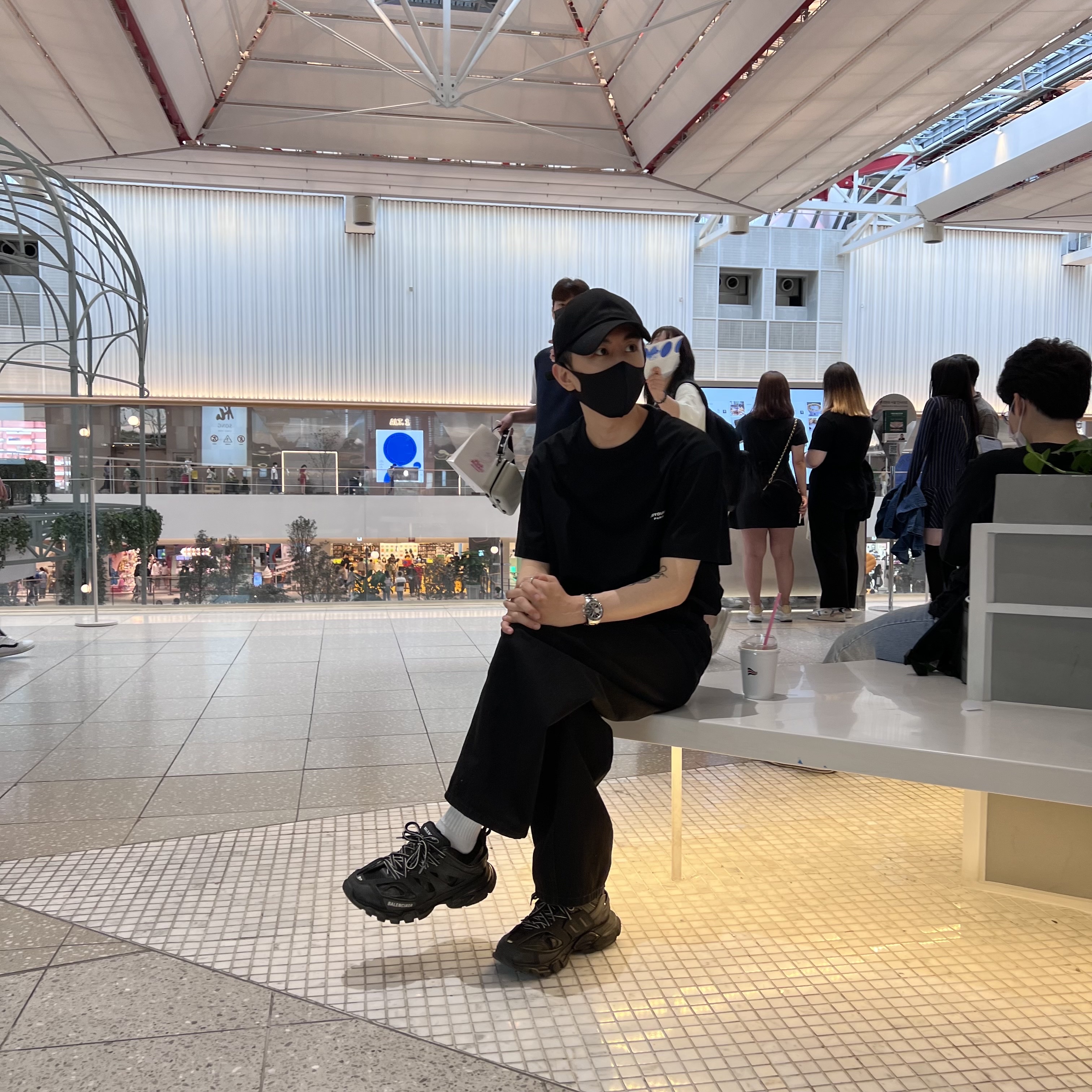Wooyoungmi Flower Print Back Logo T-Shirt Black - 22SS, Balenciaga Track Sneakers Triple Black 착용 스타일 - 1
