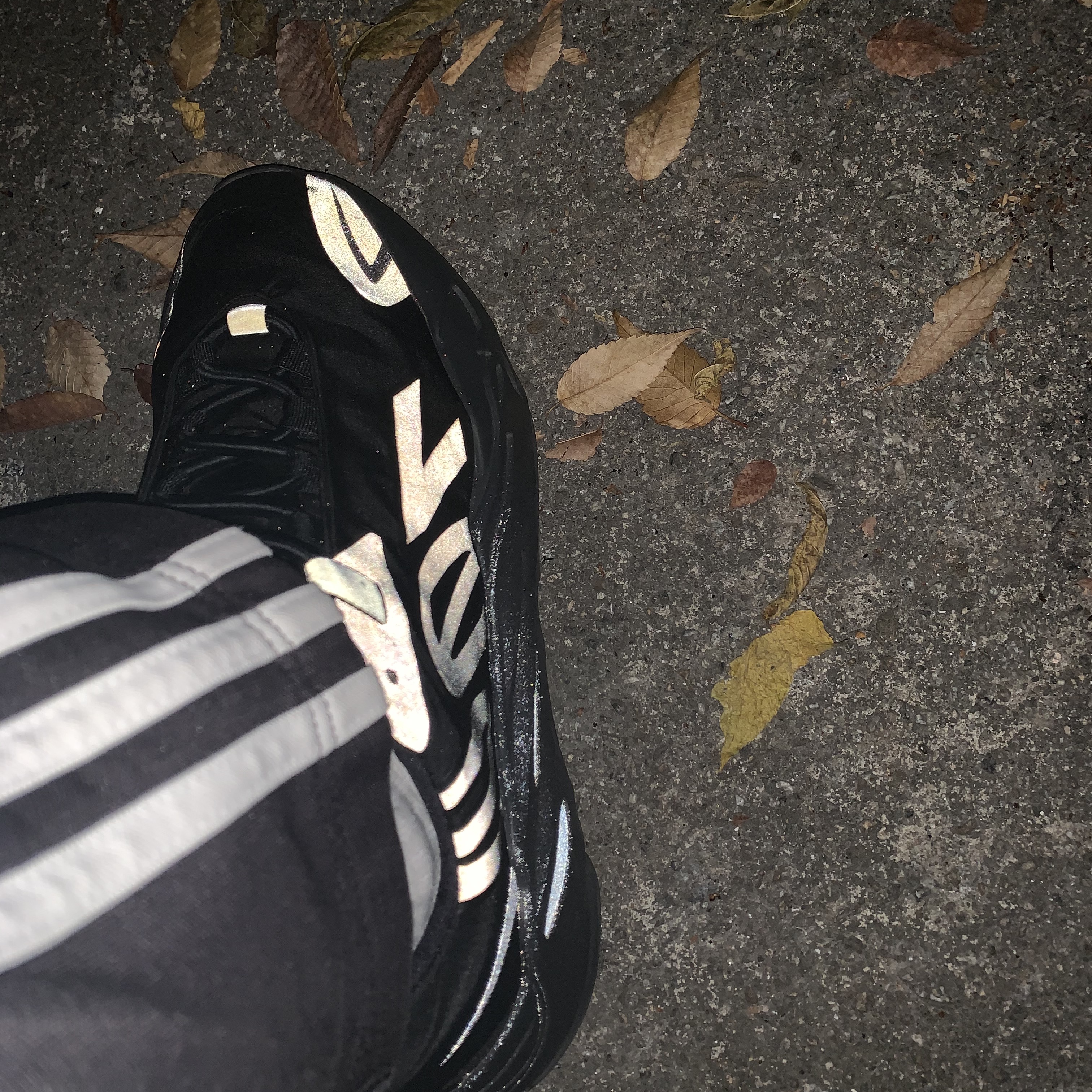 Adidas Yeezy Boost 700 MNVN Triple Black 착용 스타일