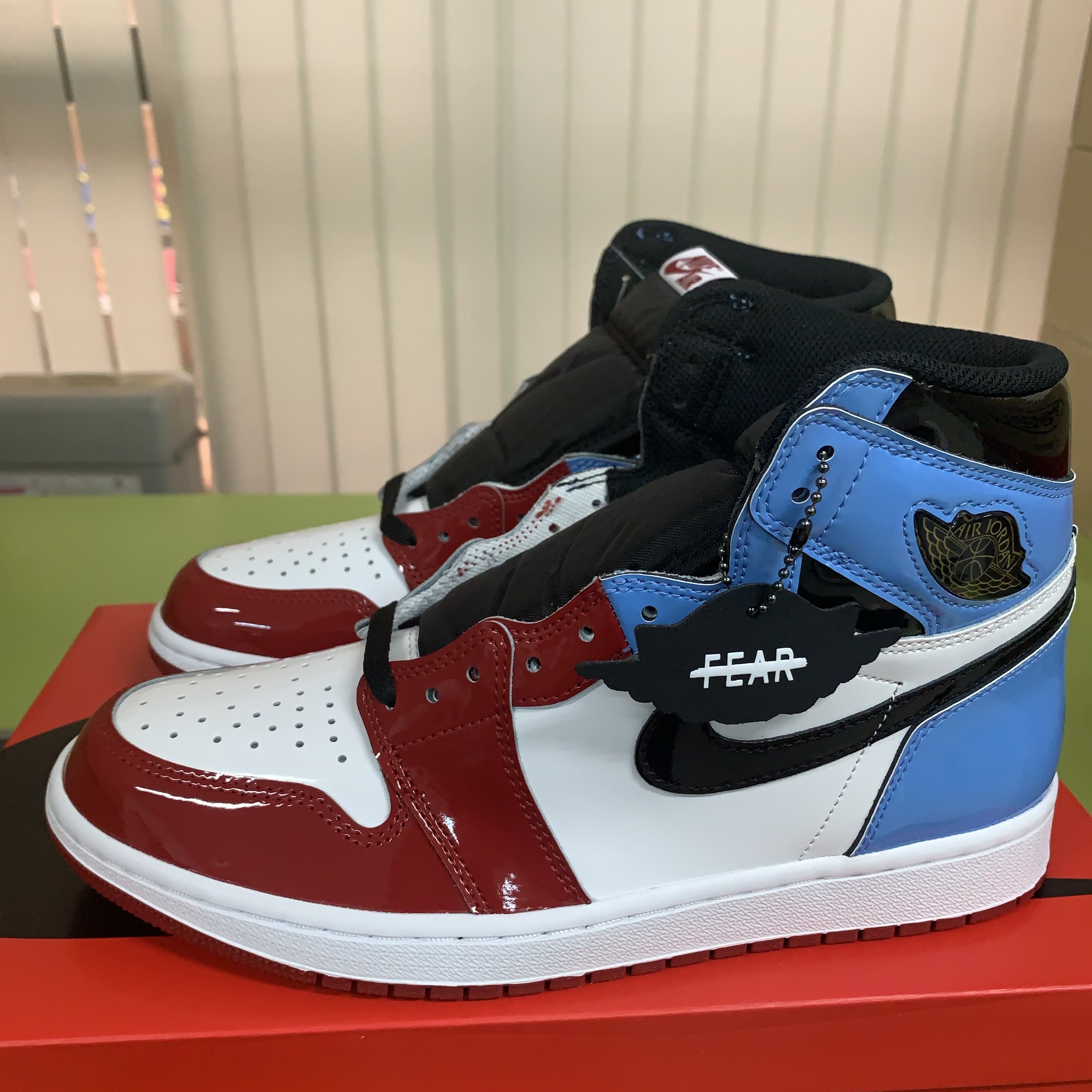 Jordan 1 Retro High Fearless UNC Chicago 착용 스타일 - 2