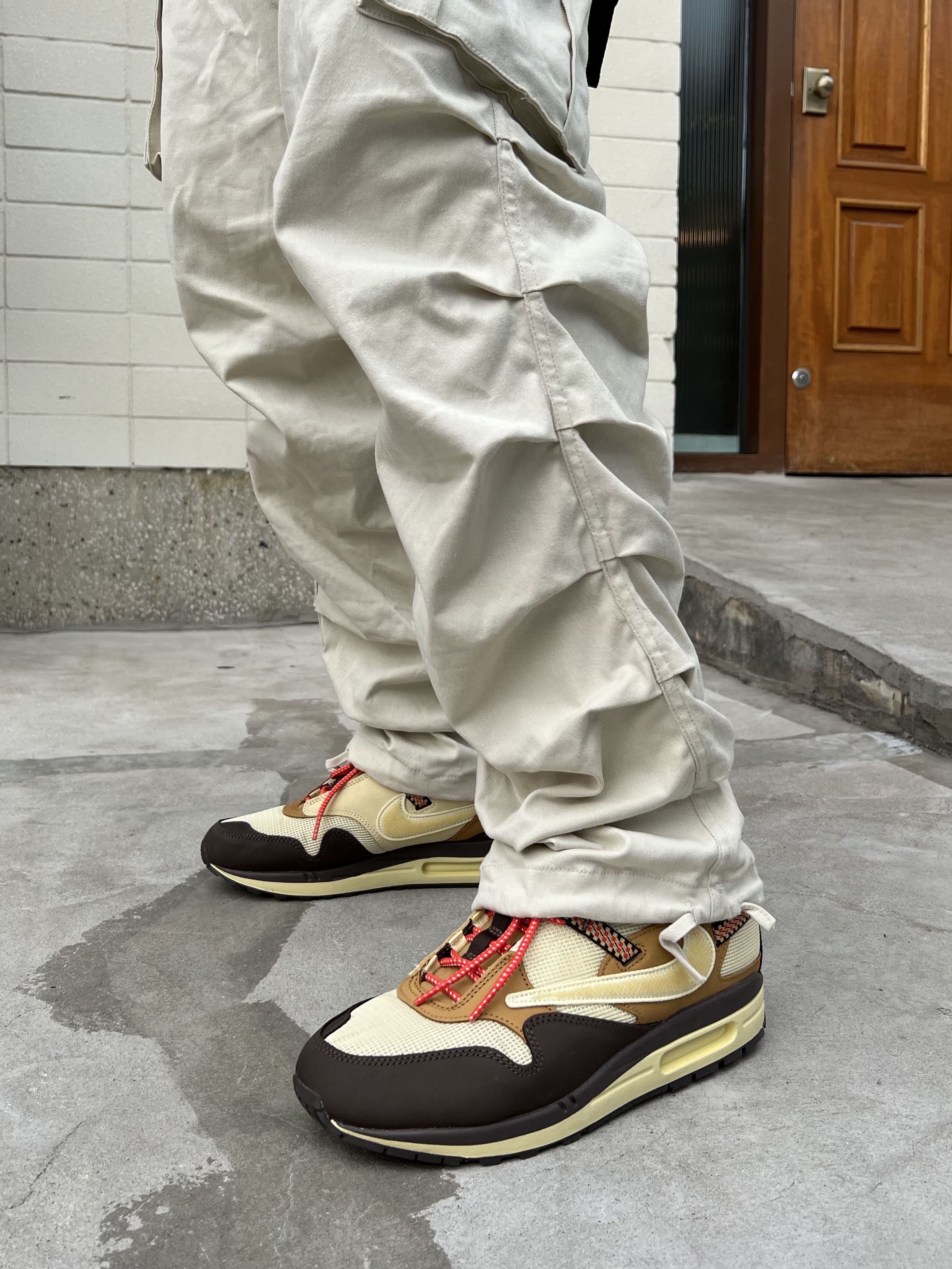 Nike x Travis Scott Air Max 1 Cact.us Brown 착용 스타일 - 3