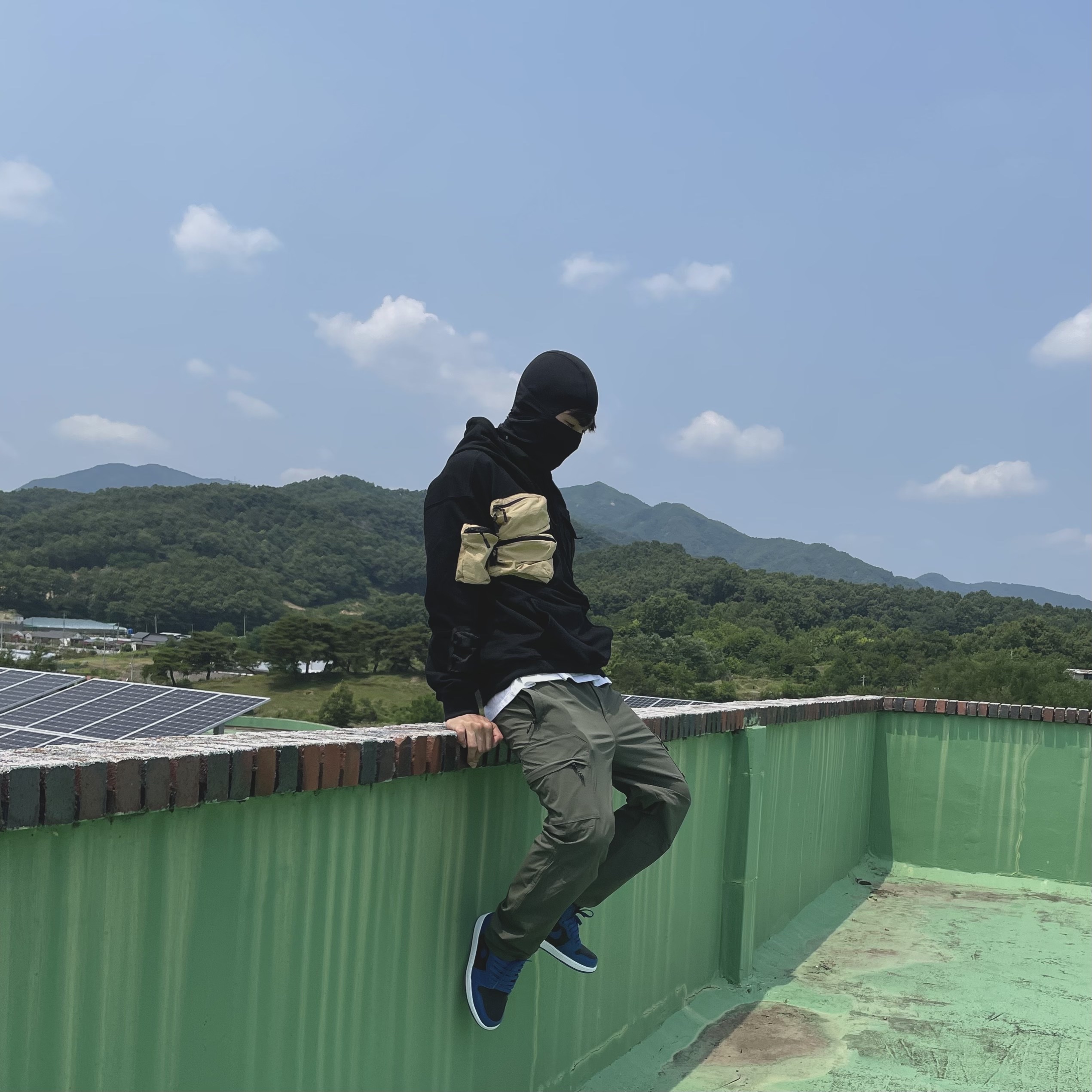 Jordan 1 Retro High OG Dark Marina Blue, Nike x Travis Scott NRG AG Utility Hoodie Black 착용 스타일