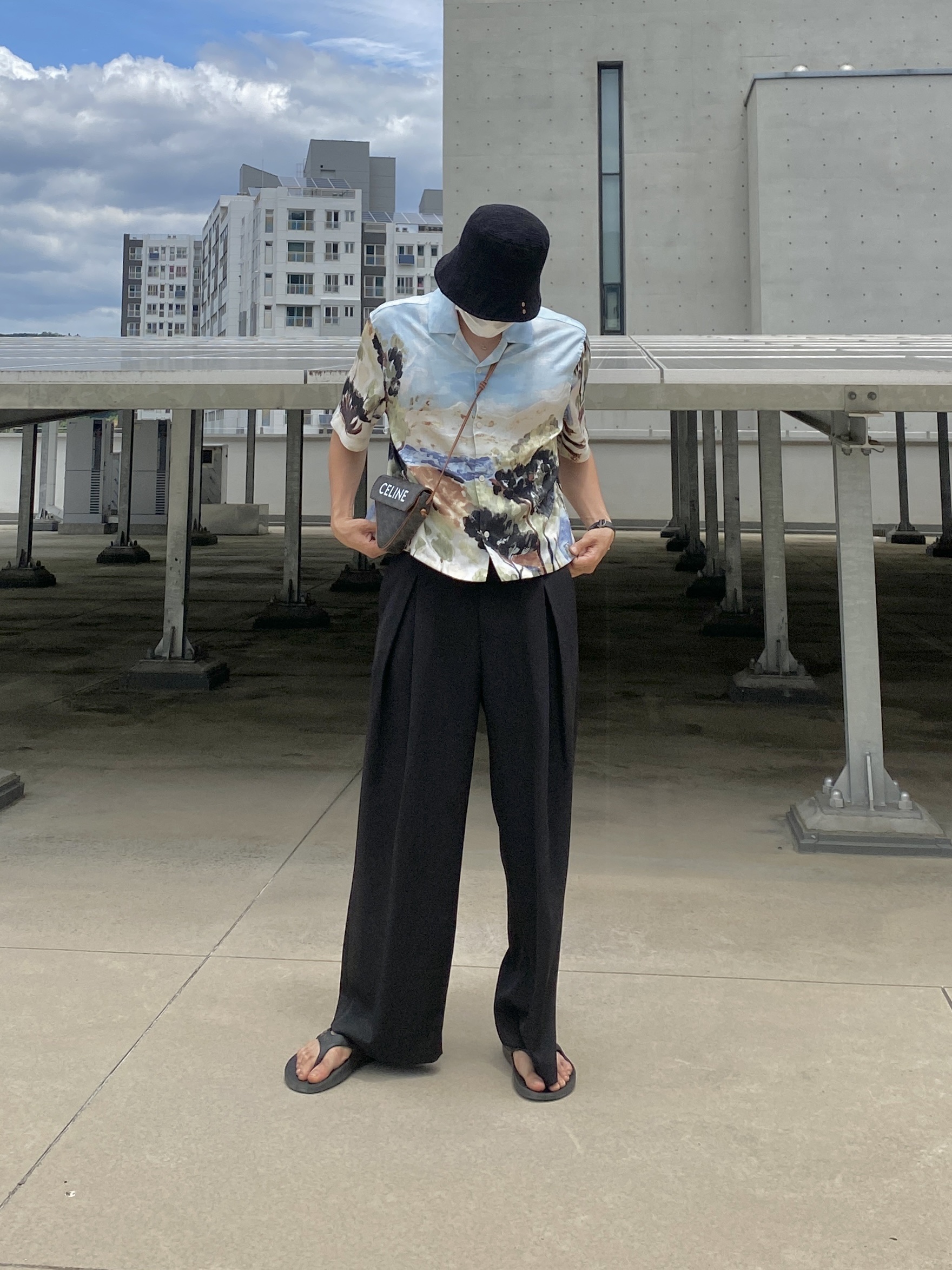 Celine Mini Triangle in Triomphe Canvas with Celine Print Tan, Oofos x Andersson Bell OOriginal Flip Flop Black 착용 스타일 - 4