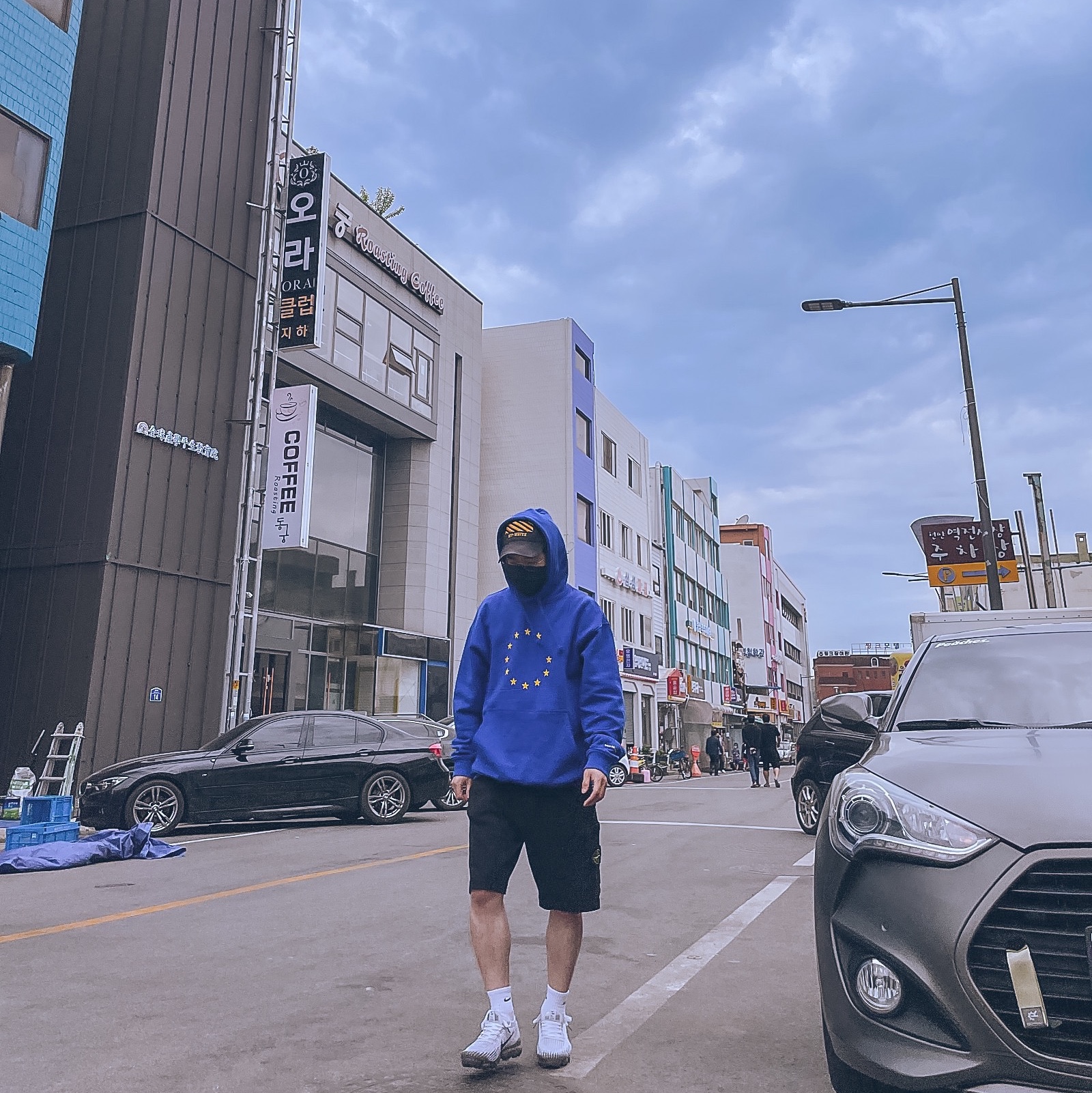 Souvenir Official Eunify Classic Hoodie Blue, Stone Island 64651 Fleece Bermuda Shorts Black - 22SS 착용 스타일