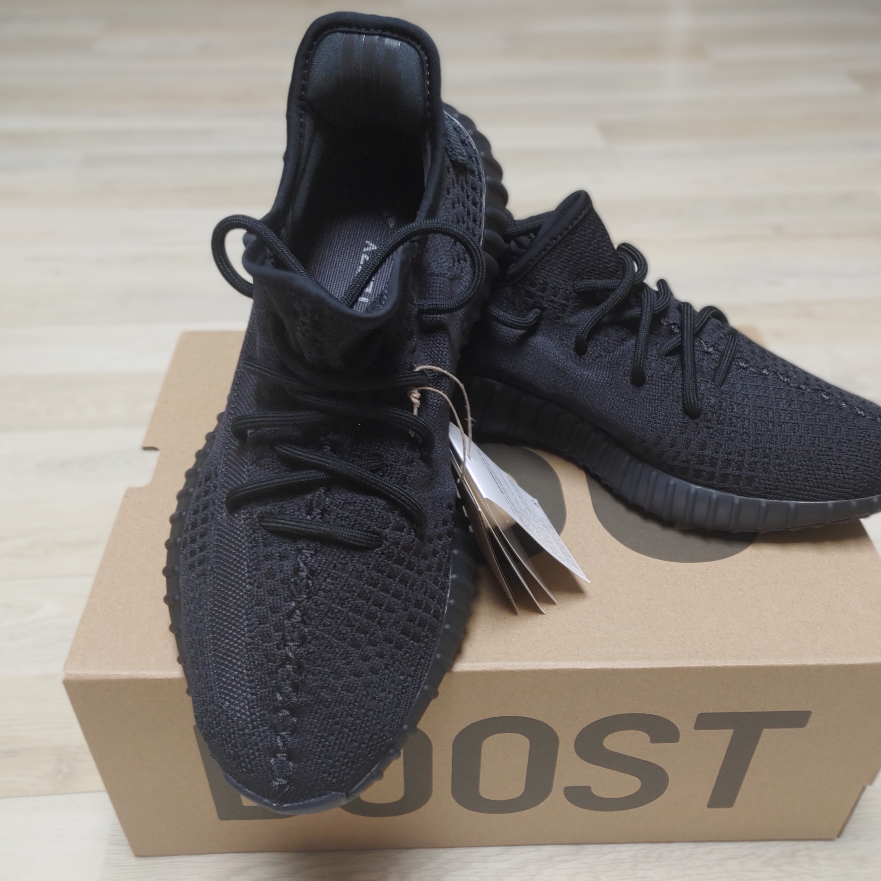 Adidas Yeezy Boost 350 V2 Onyx 착용 스타일 - 1