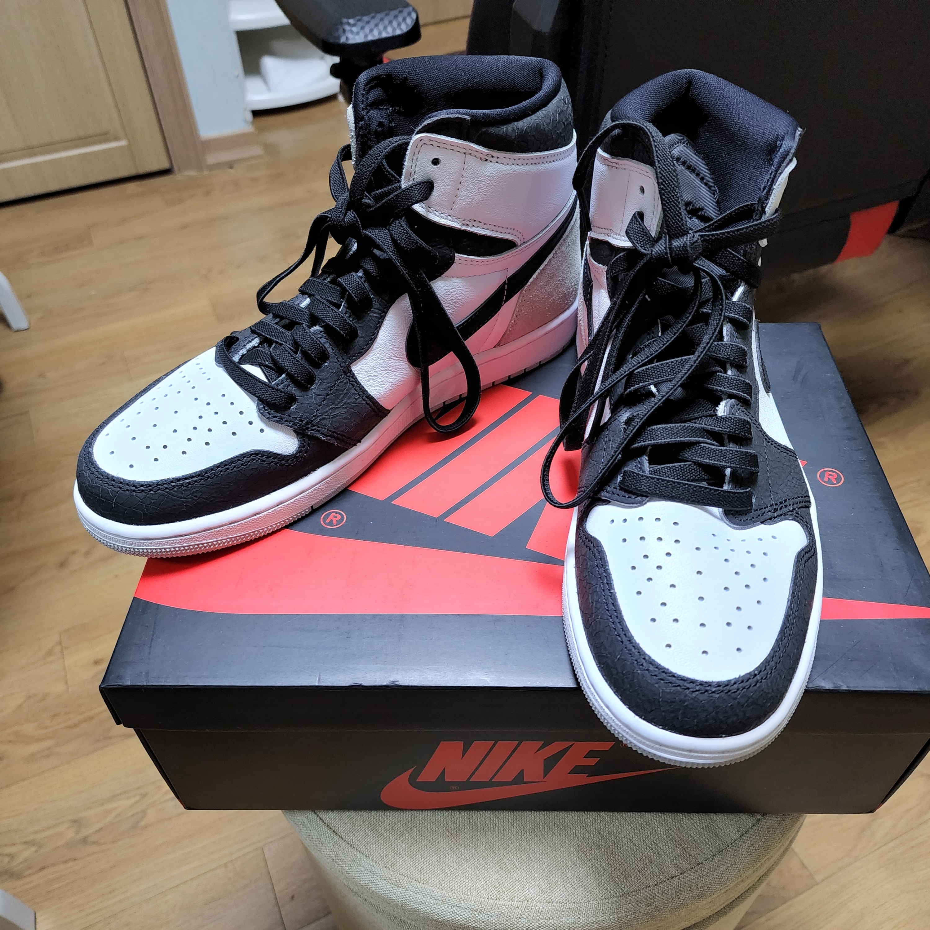 Jordan 1 Retro High OG Bleached Coral 착용 스타일 - 1