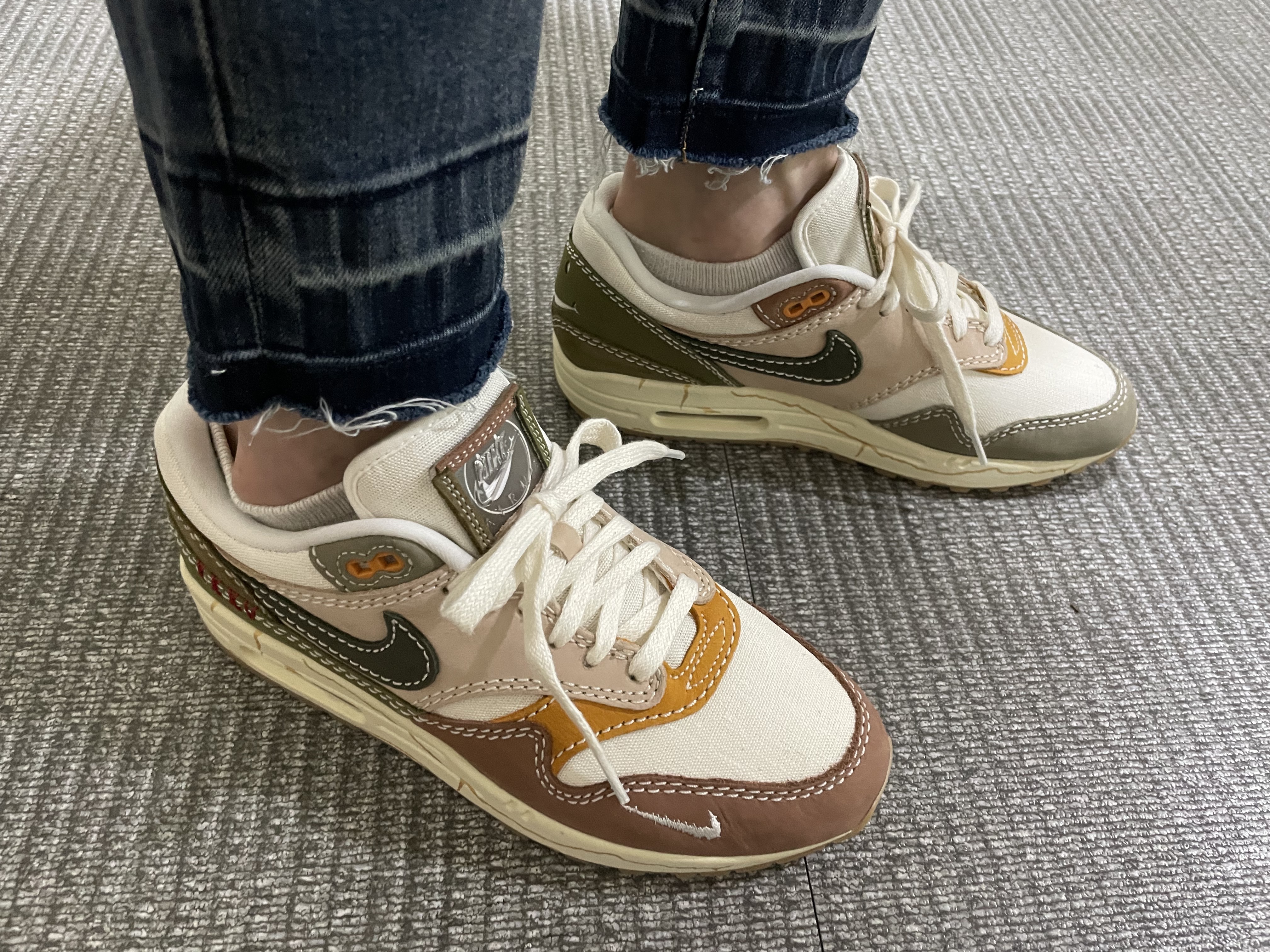 (W) Nike Air Max 1 Premium Wabisabi 착용 스타일 - 1