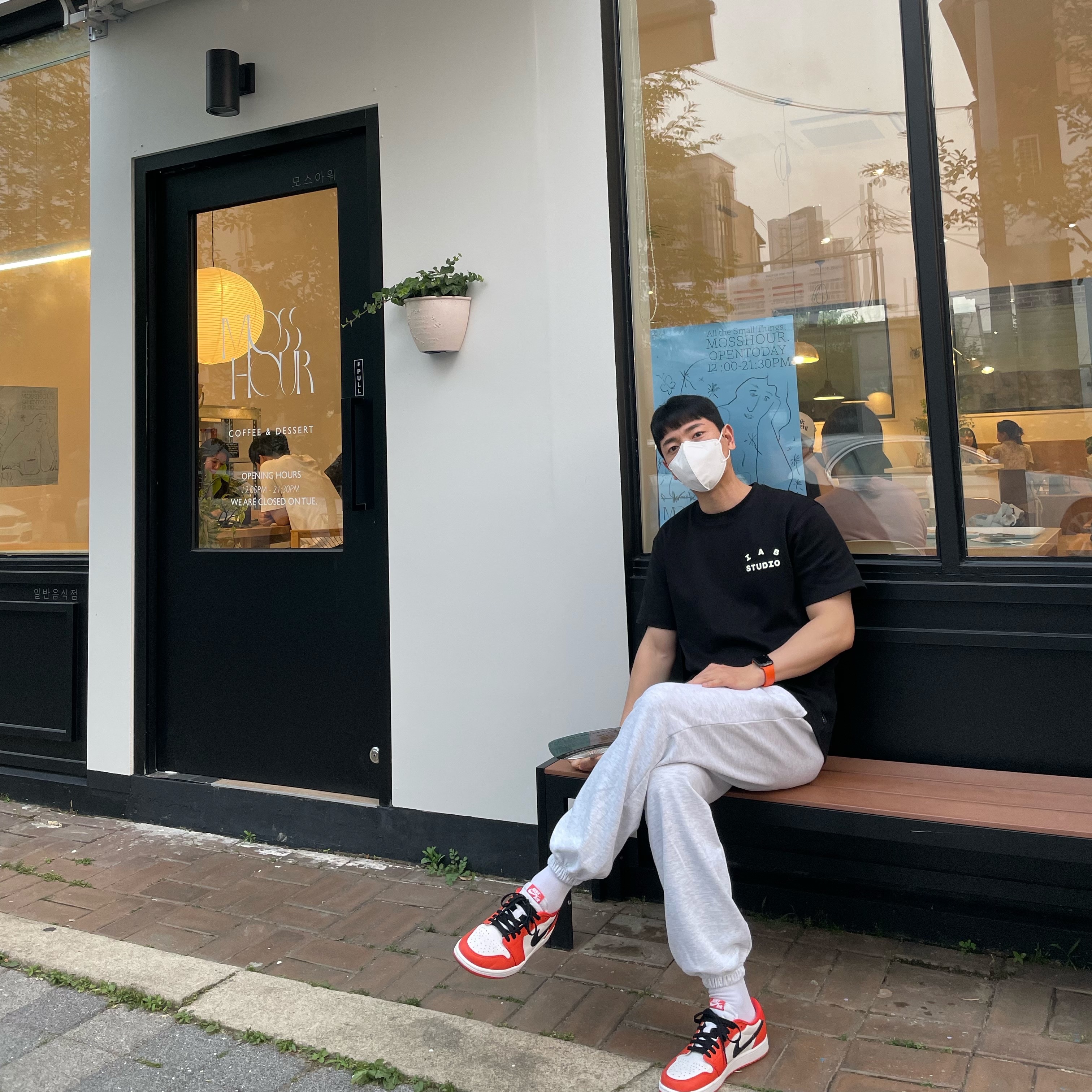 IAB Studio Black Glow T-Shirt, Jordan 1 Low OG Starfish 착용 스타일