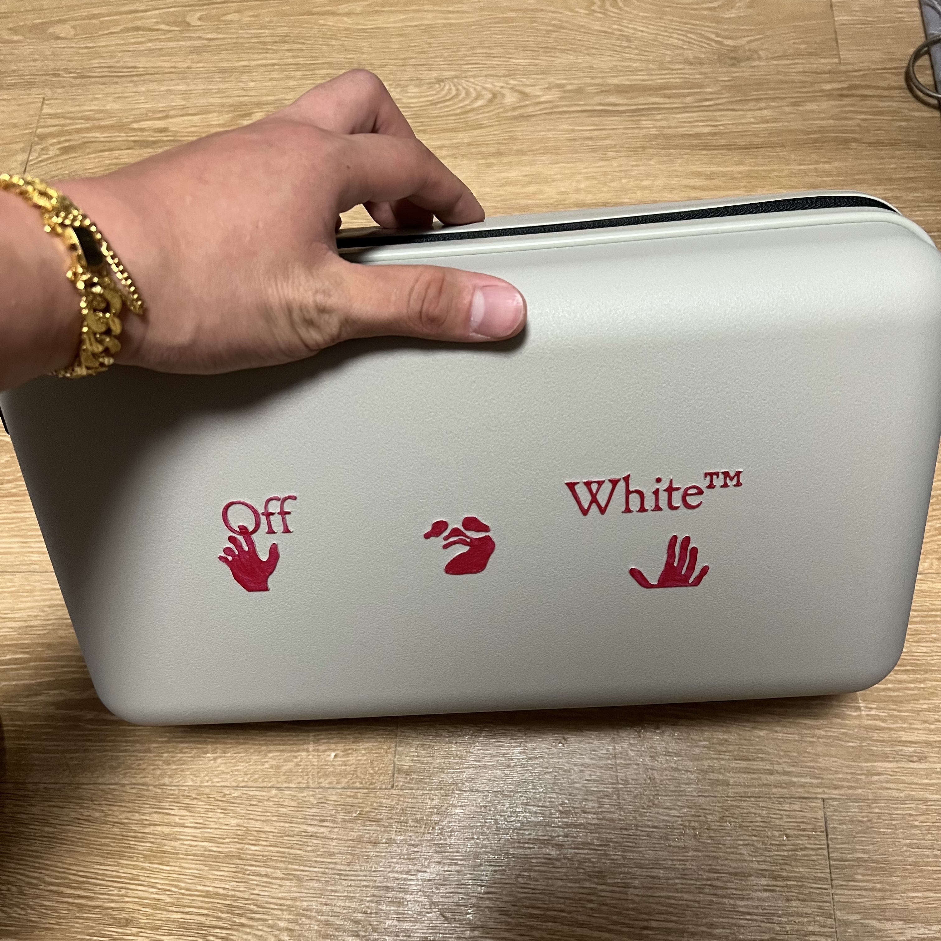 Off-White x Amore Pacific Protection Box (Without Cosmetics) 착용 스타일 - 2