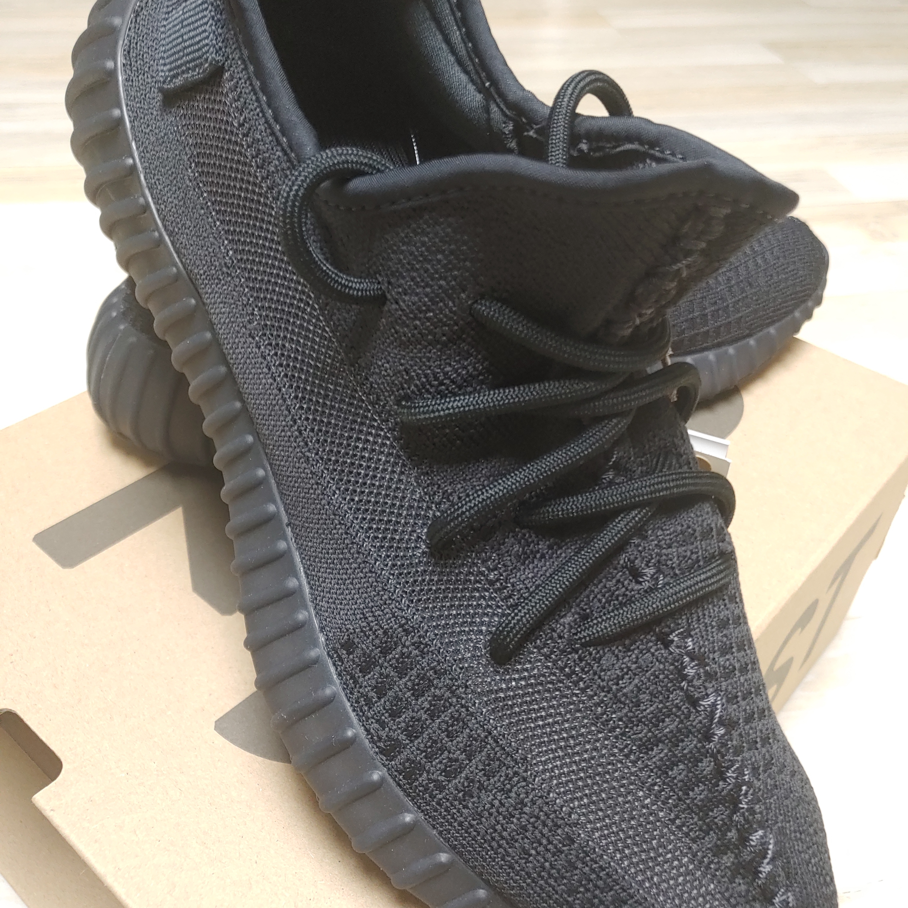 Adidas Yeezy Boost 350 V2 Onyx 착용 스타일 - 3