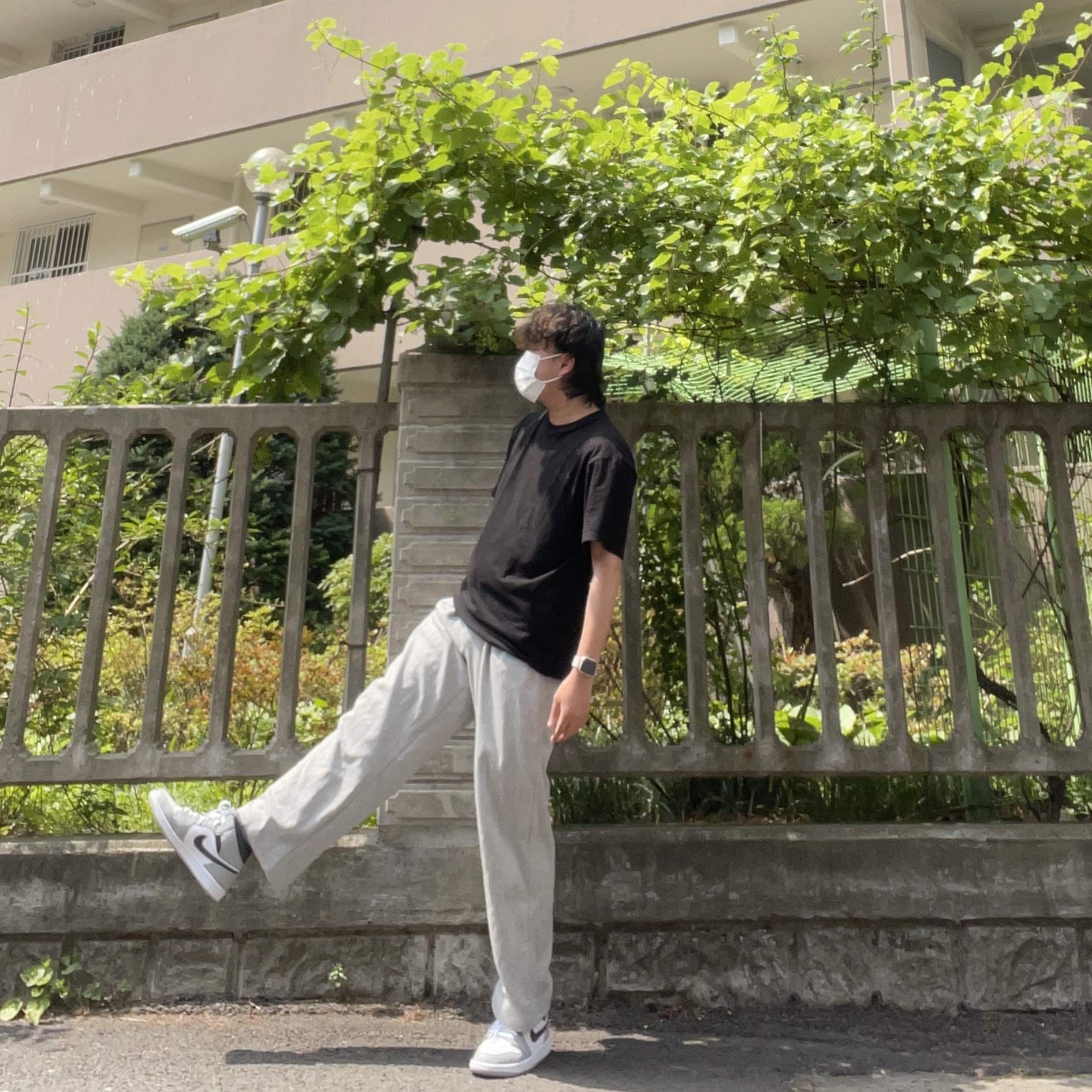 Jordan 1 Mid Light Smoke Grey Anthracite 착용 스타일 - 2