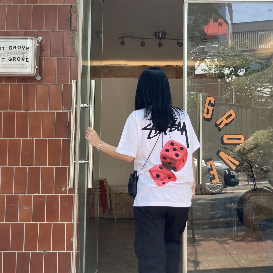 Stussy Fuzzy Dice T-Shirt White 착용 스타일 - 3