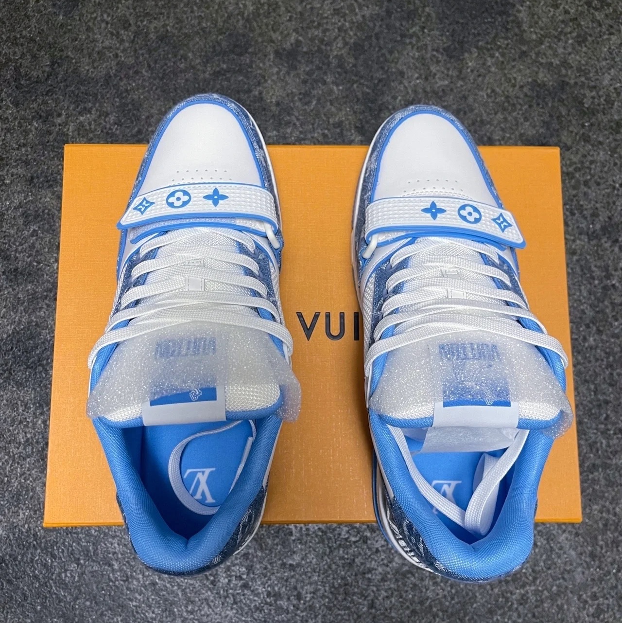 Louis Vuitton Velcro Strap LV Trainer Sneaeker Monogram Denim Marine 착용 스타일 - 2