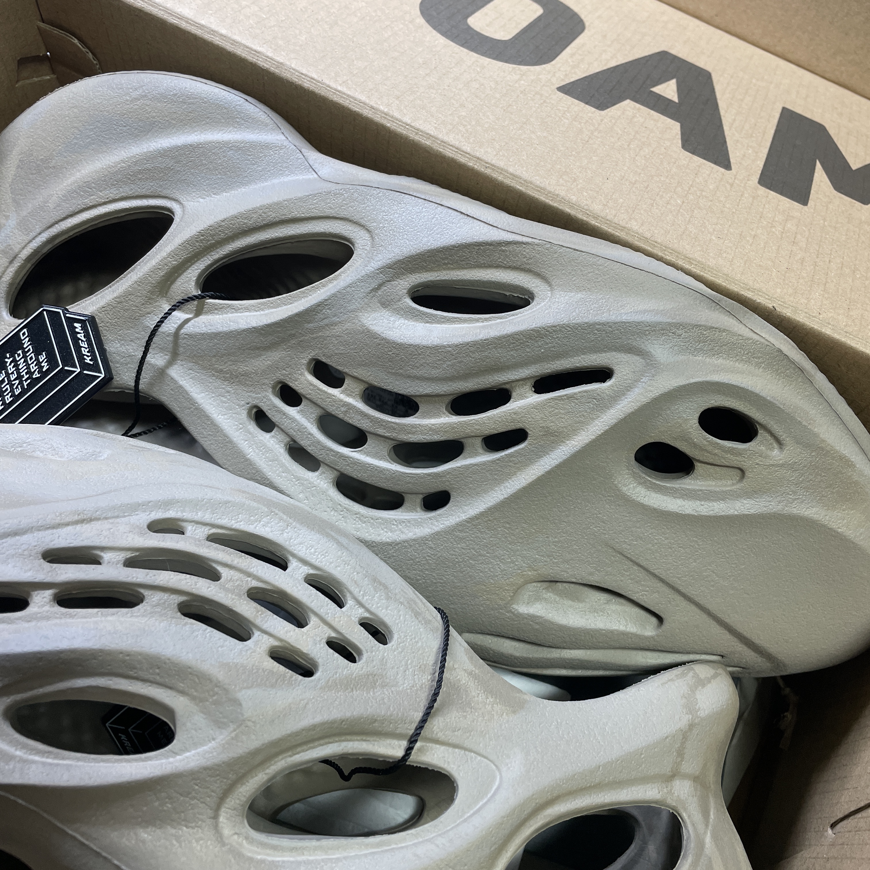 Adidas Yeezy Foam RNNR Stone Sage 착용 스타일