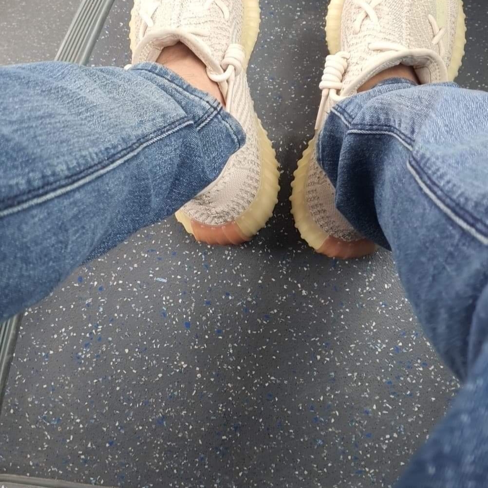 Adidas Yeezy Boost 350 V2 Citrin - Non-Reflective 착용 스타일