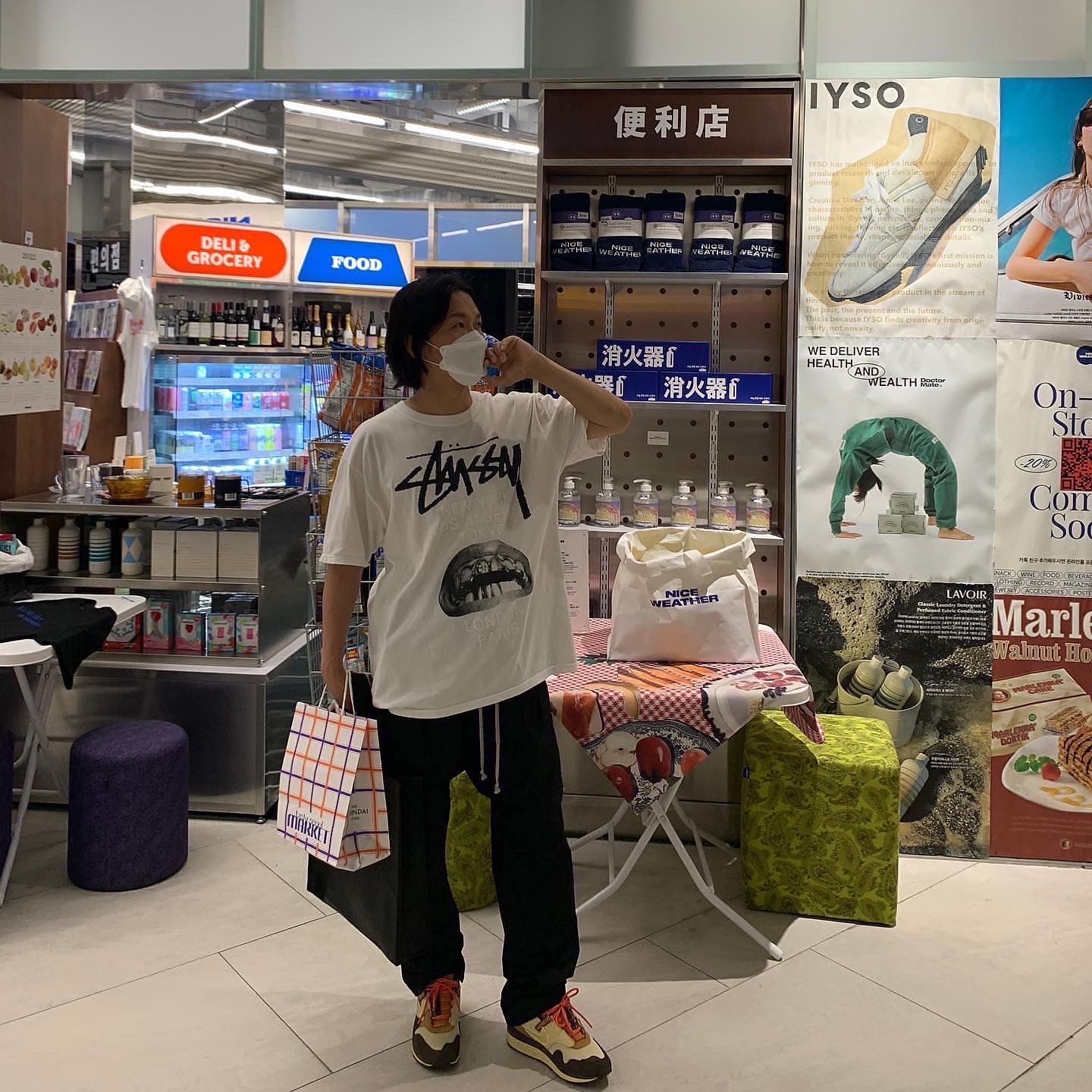Stussy x Rick Owens 40 WT T-Shirt, Nike x Travis Scott Air Max 1 Cact.us Brown 착용 스타일 - 1