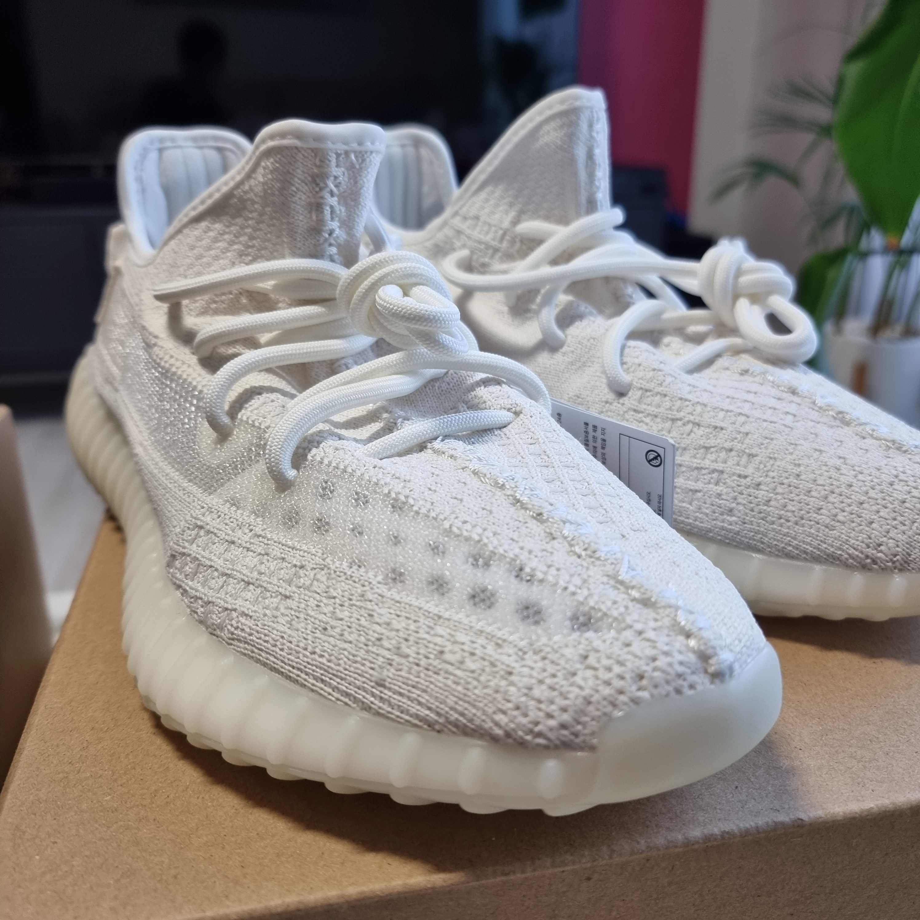 Adidas Yeezy Boost 350 V2 Bone 착용 스타일 - 1