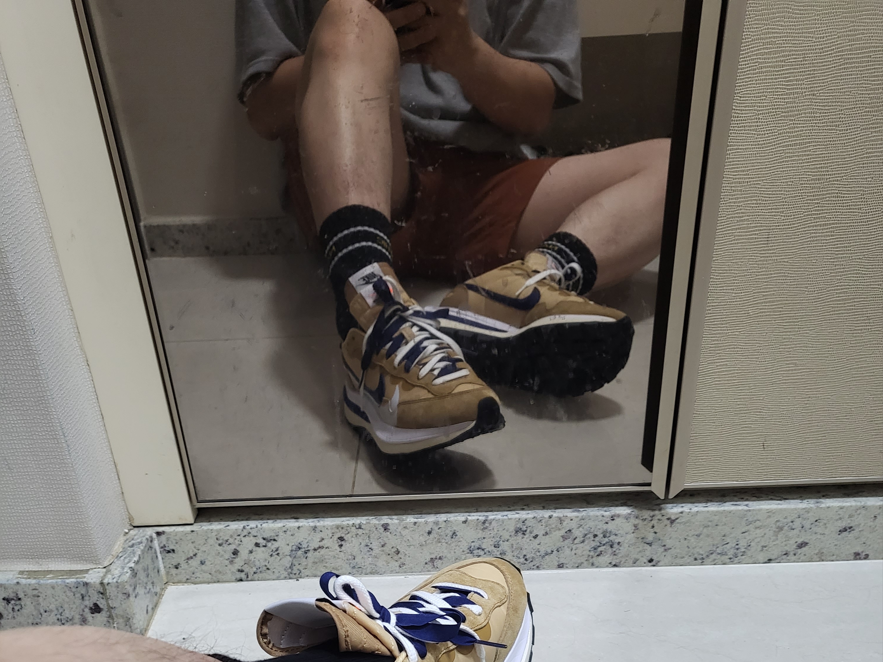 Nike x Sacai VaporWaffle Sesame and Blue Void 착용 스타일