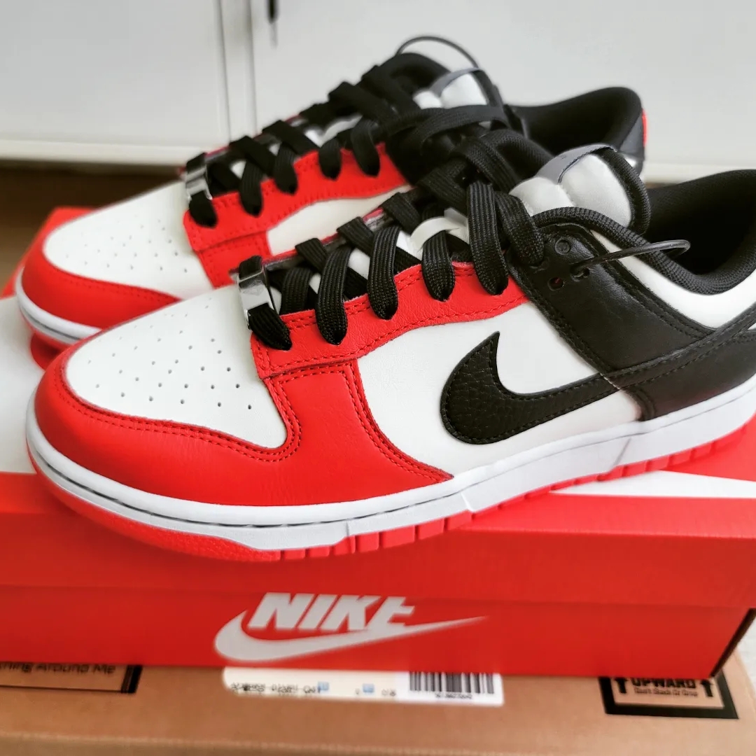 Nike x NBA Dunk Low Retro EMB Black and Chile Red 착용 스타일 - 2