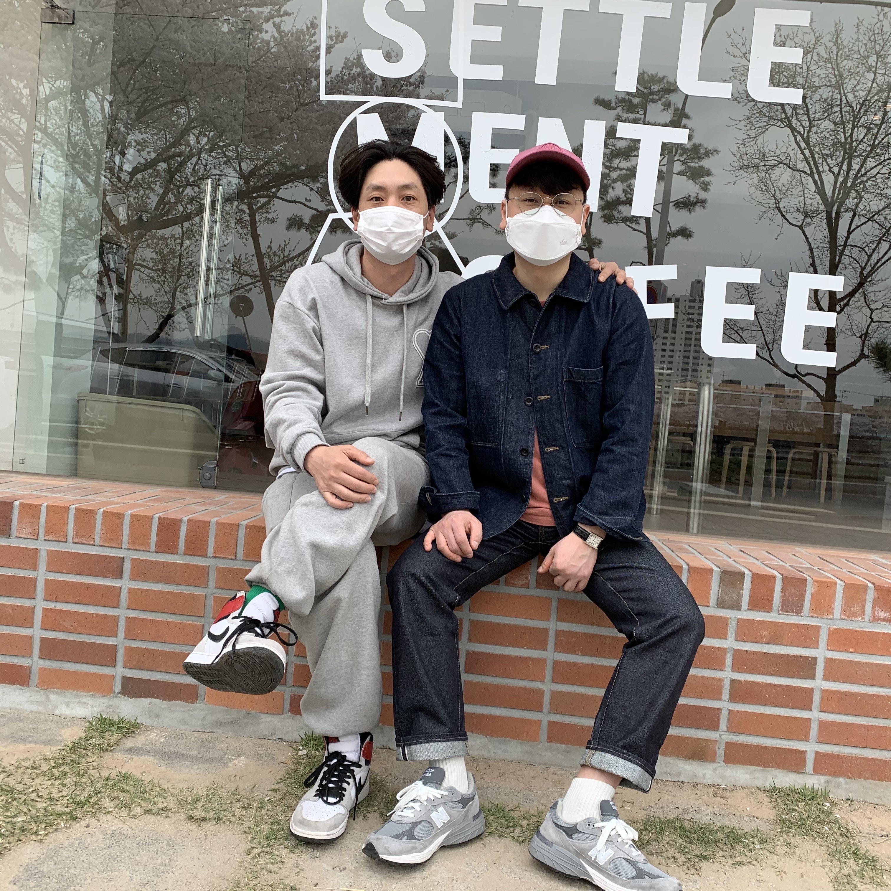 Jordan 1 Retro High OG Light Smoke Grey, New Balance 992 Made in USA Grey - D Standard 착용 스타일