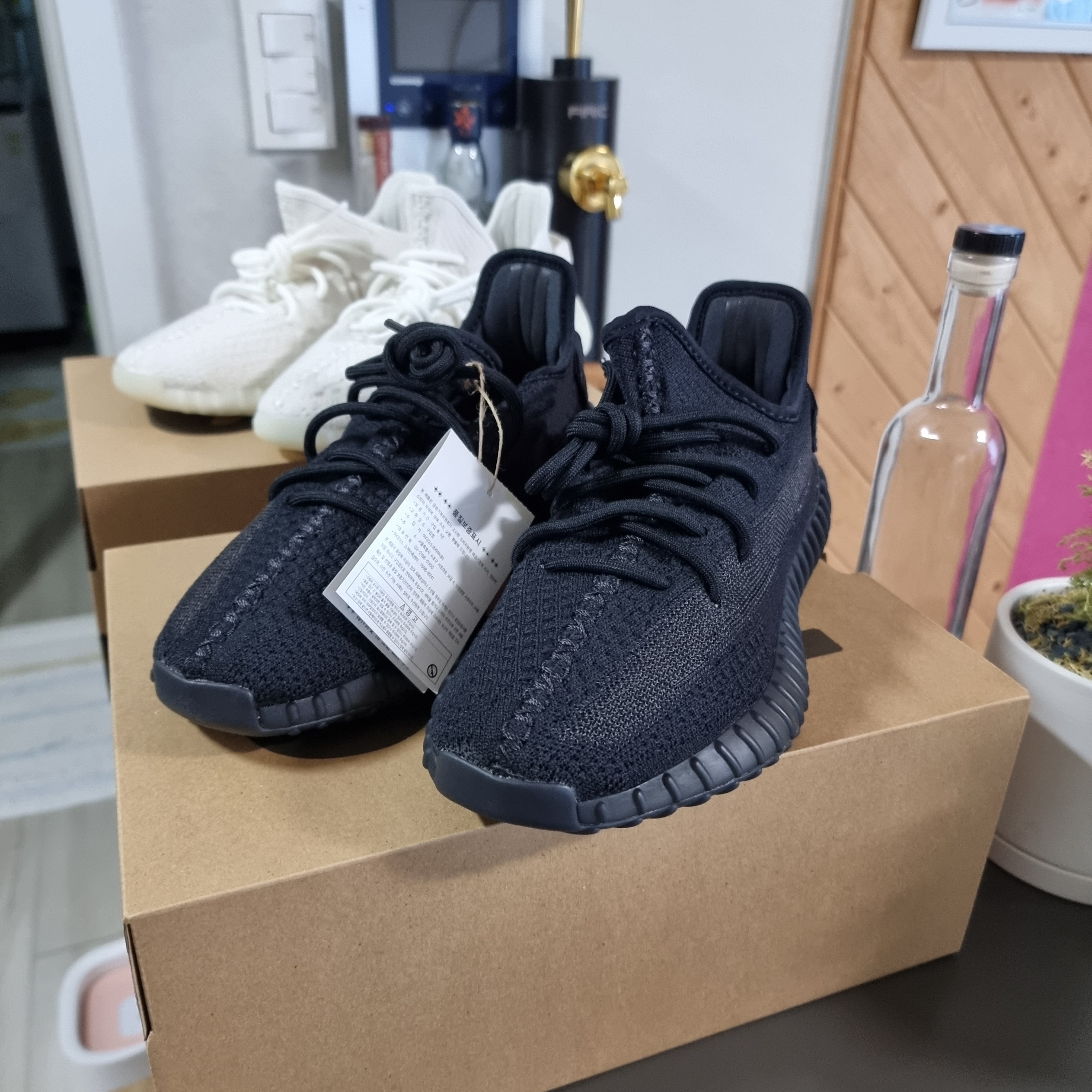 Adidas Yeezy Boost 350 V2 Onyx 착용 스타일 - 2