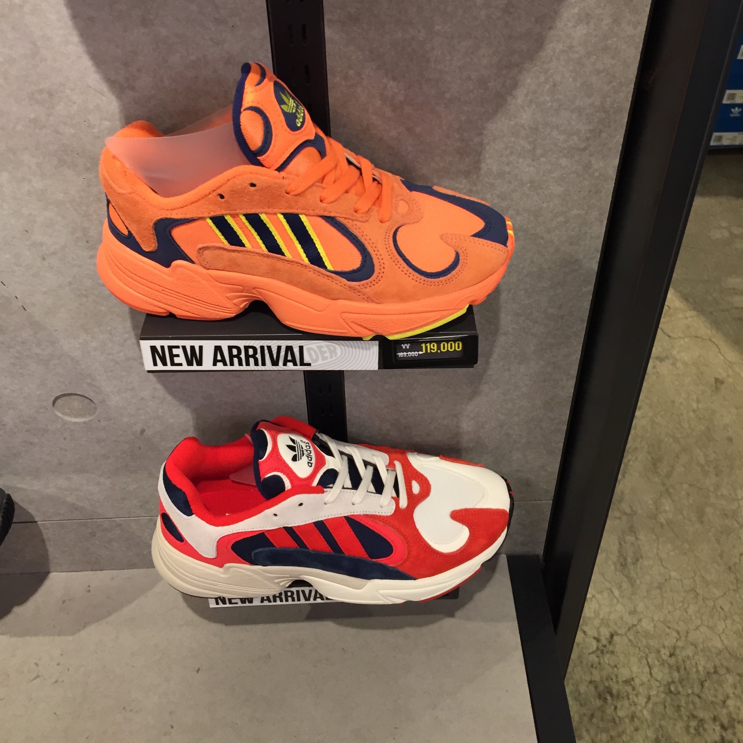 Adidas Yung-1 Hi-Res Orange, Adidas Yung-1 Collegiate Navy 착용 스타일