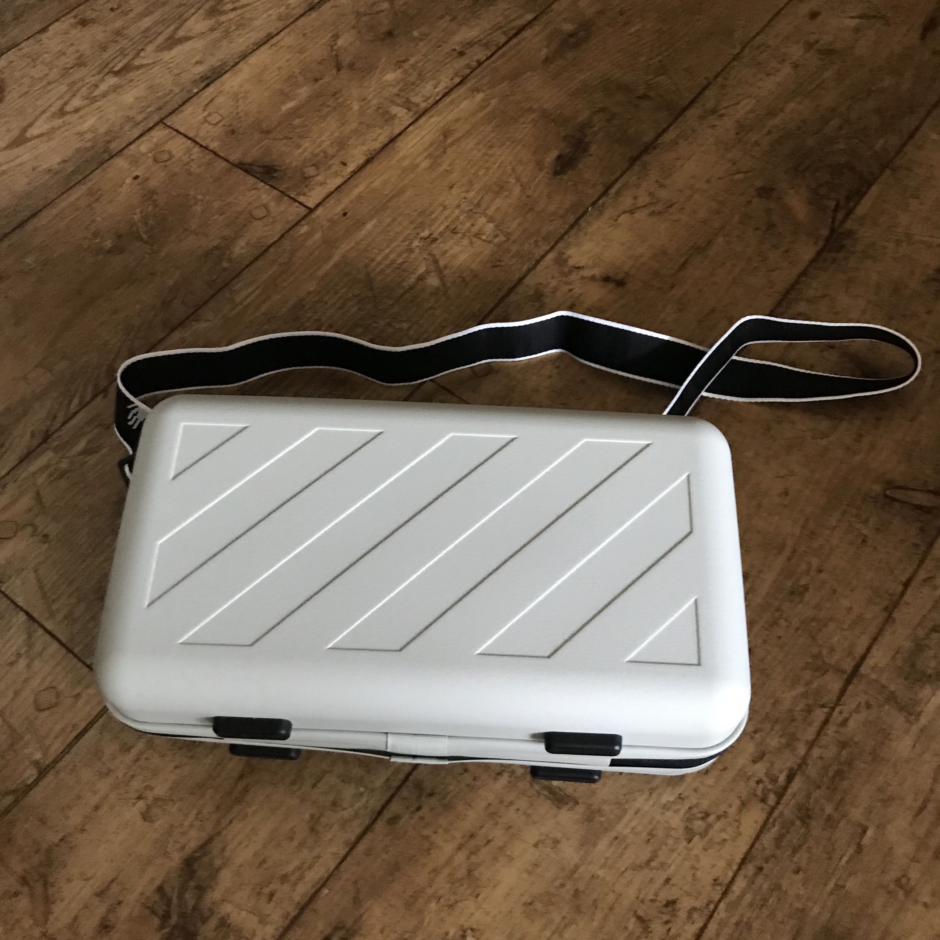 Off-White x Amore Pacific Protection Box (Without Cosmetics) 착용 스타일