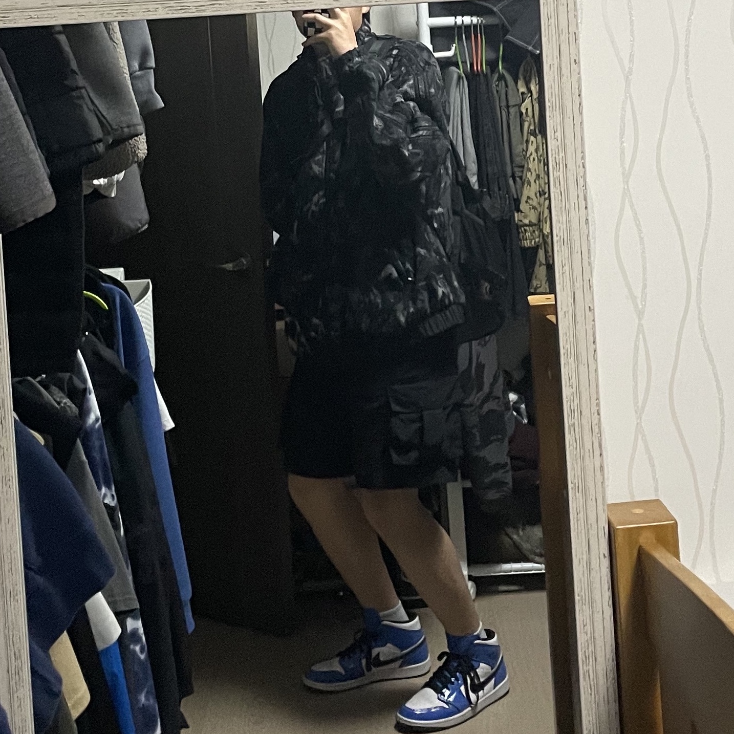 Jordan 1 Mid SE Signal Blue 착용 스타일