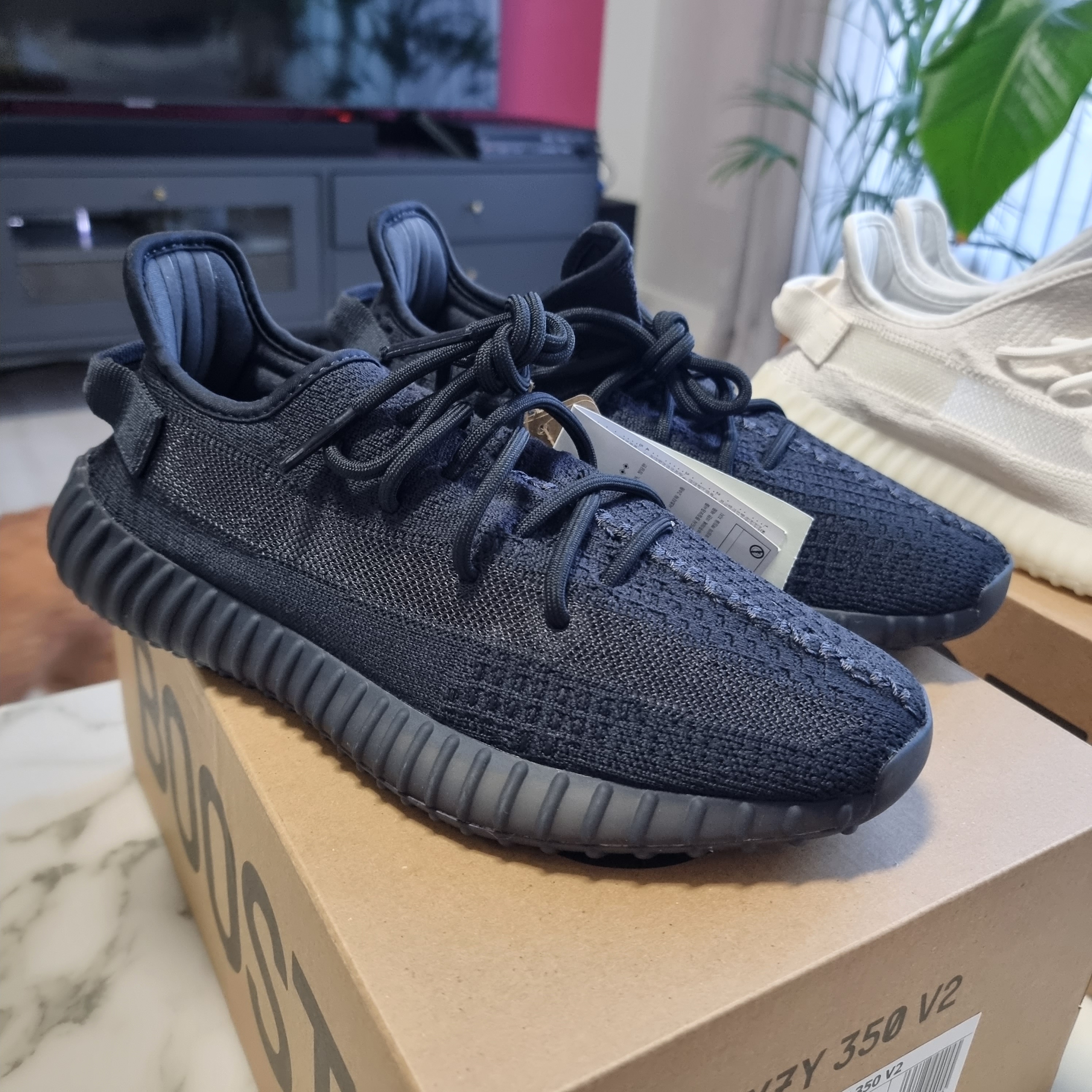 Adidas Yeezy Boost 350 V2 Onyx 착용 스타일 - 1