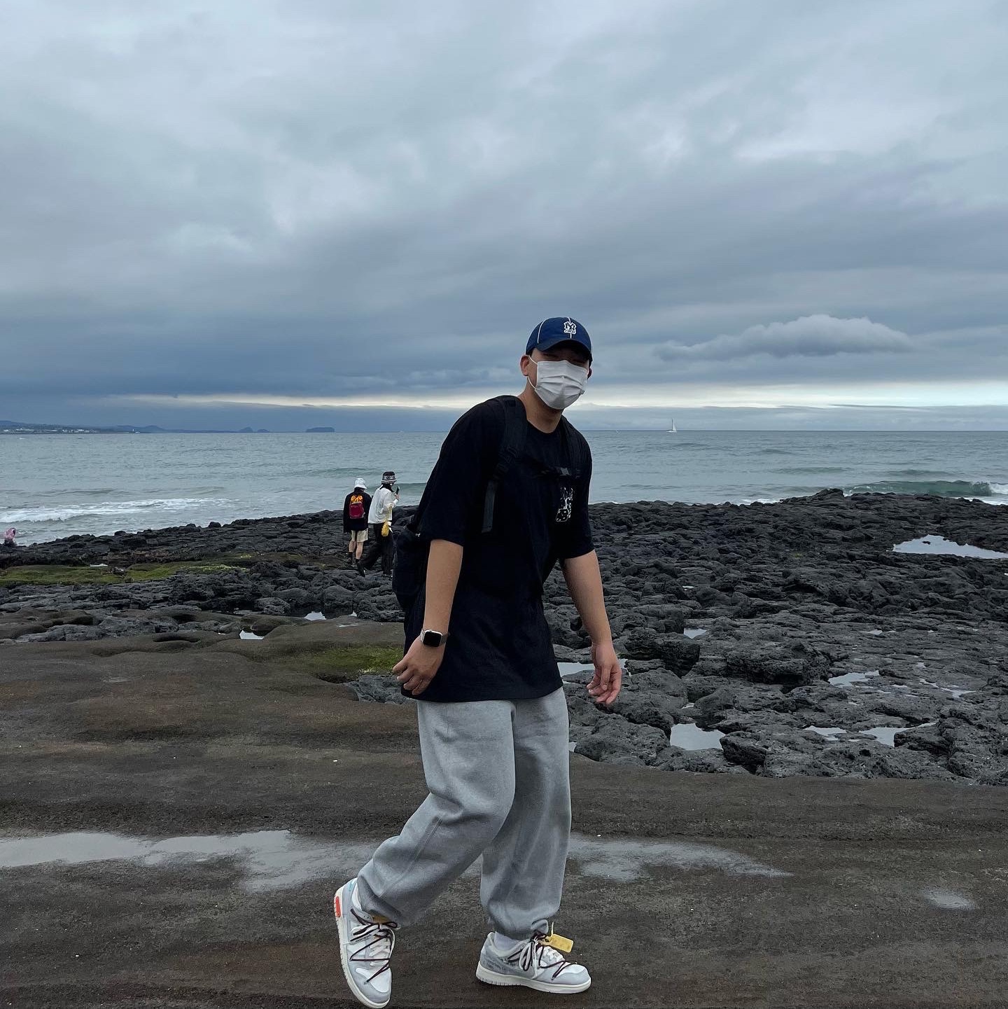 Stussy Fire Dice T-Shirt Black, Nike x Stussy NRG RA Fleece Pants Dark Grey Heather (DJ9490-063) 착용 스타일