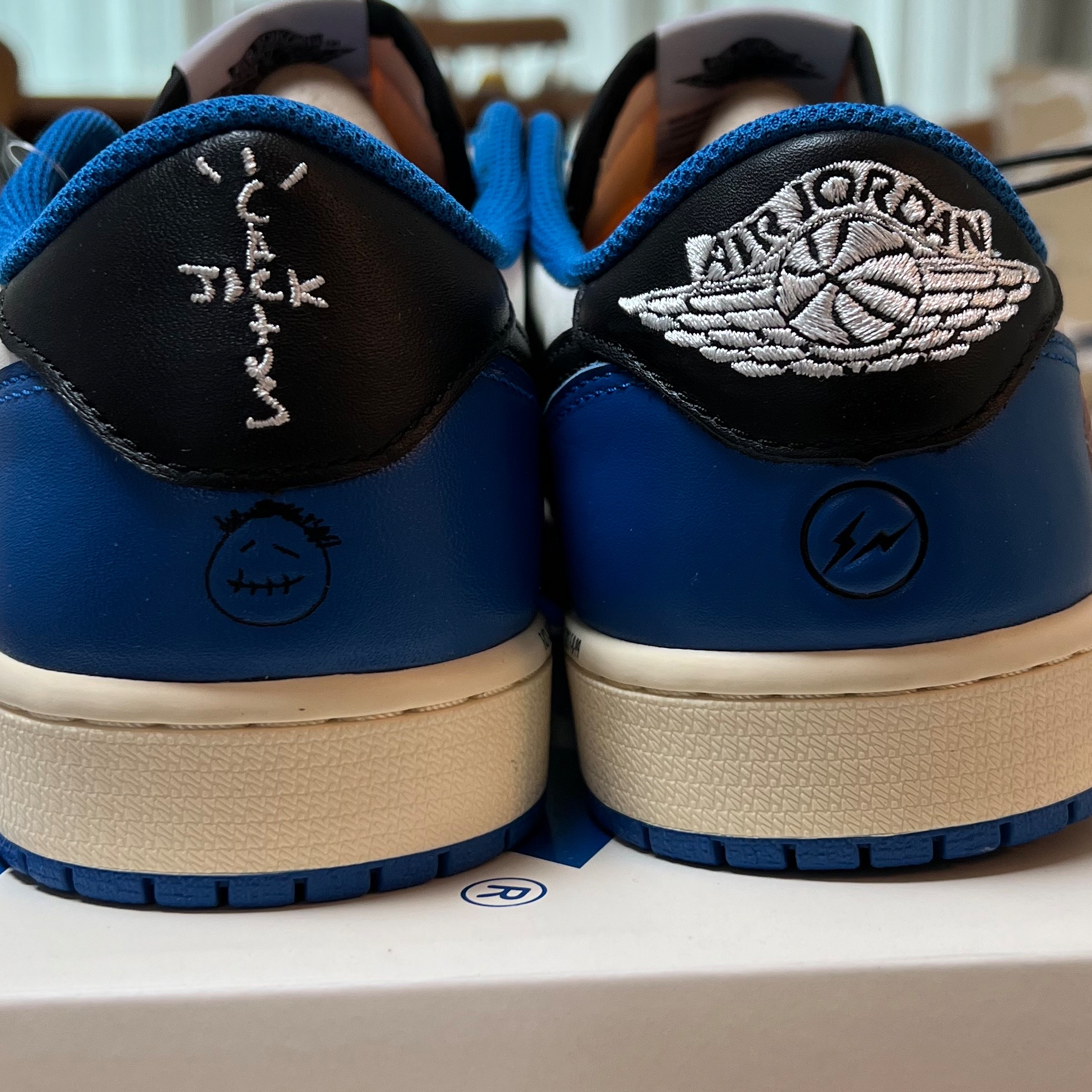 Jordan 1 x Travis Scott x Fragment Retro Low OG SP Military Blue 착용 스타일 - 3