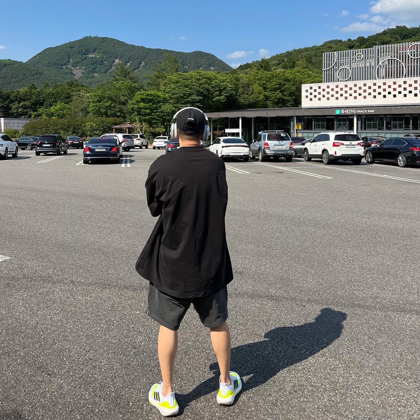 Adidas Ultraboost 21 Solar Yellow, Apple AirPods Max Lightning Silver (Korean Ver.) 착용 스타일