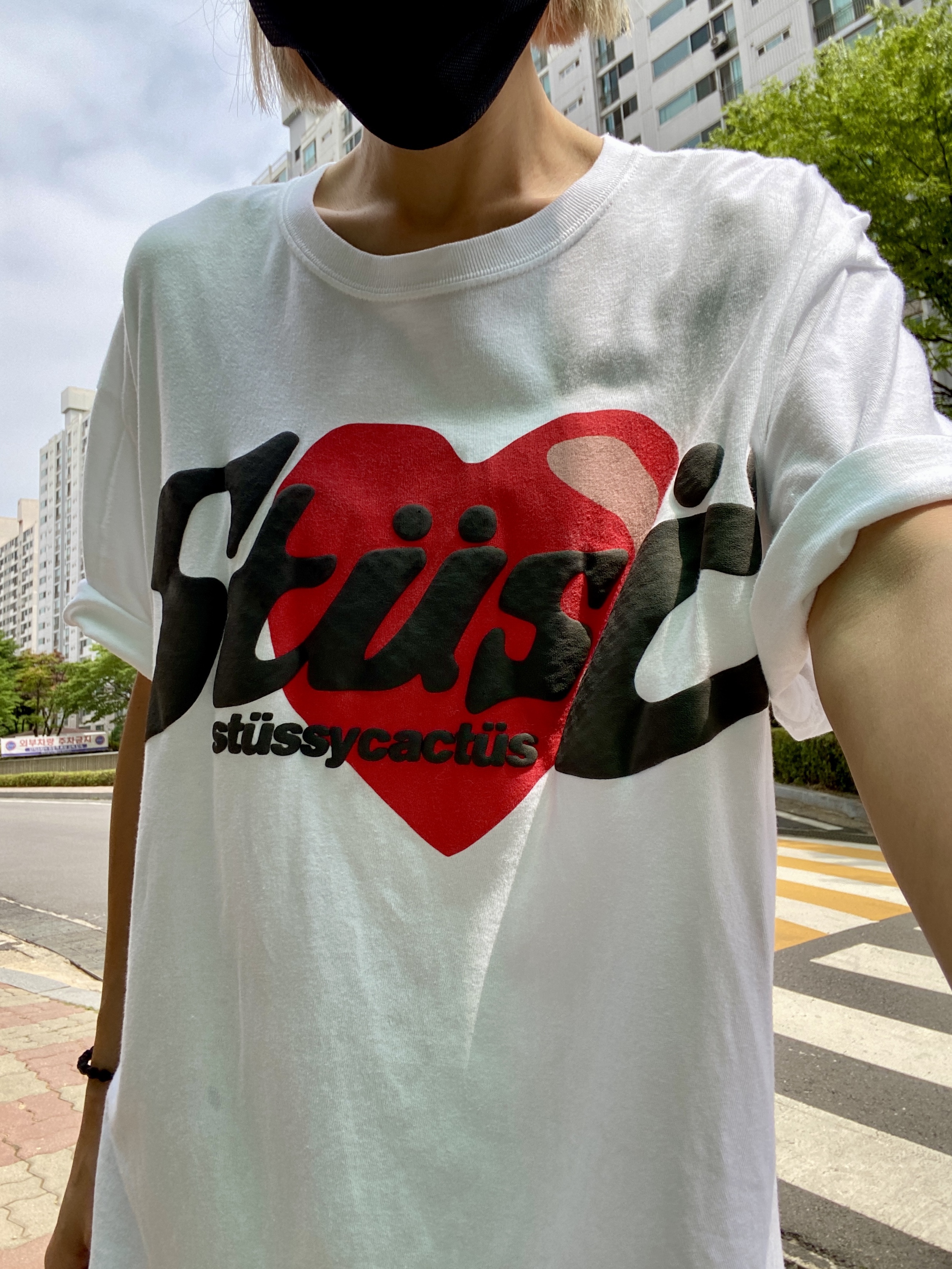Stussy x Cactus Plant Flea Market Heart T-Shirt, Nike Air Force 1 '07 QS Valentine's Day 착용 스타일 - 3