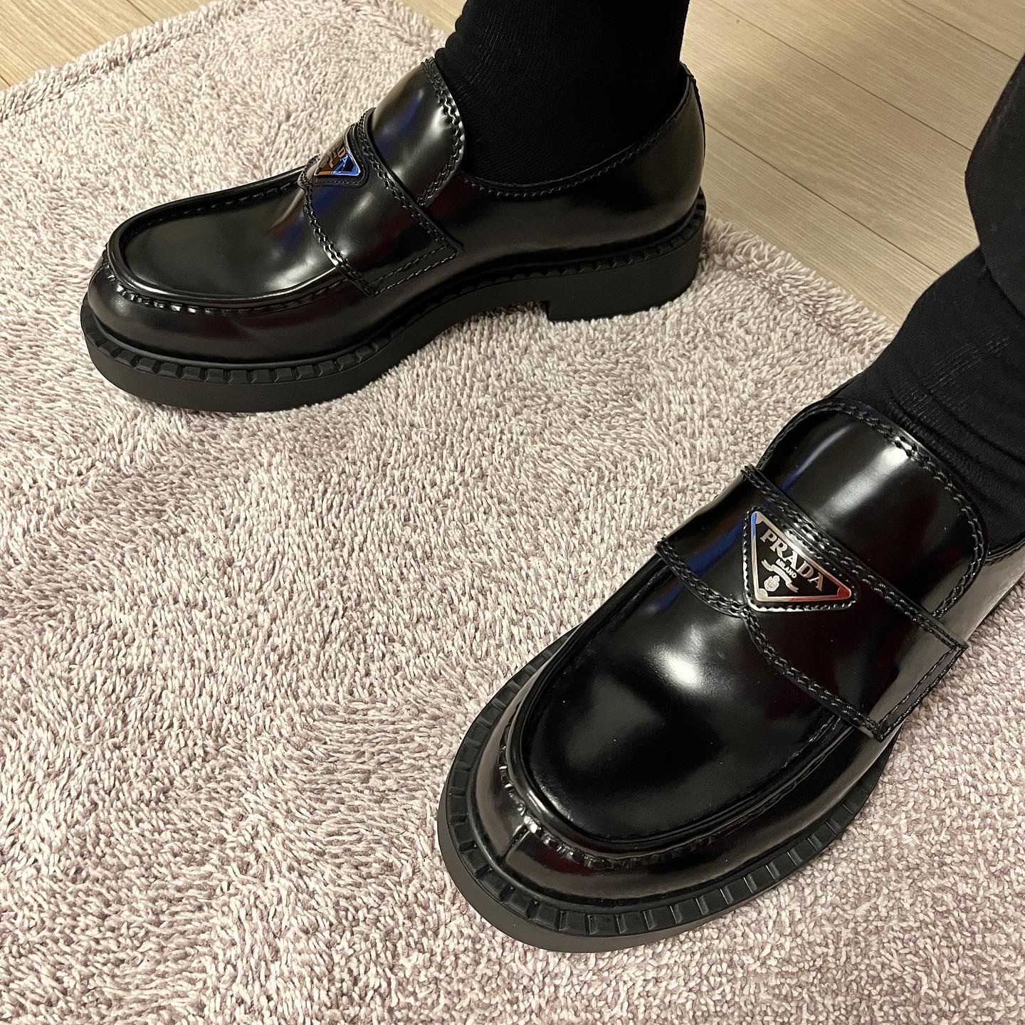 Prada Chocolate Brushed Leather Loafers Black 착용 스타일 - 3
