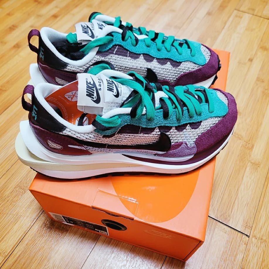 Nike x Sacai VaporWaffle String & Black Villain Red, Nike x Sacai VaporWaffle Tour Yellow & Gorge Green Sail 착용 스타일 - 1
