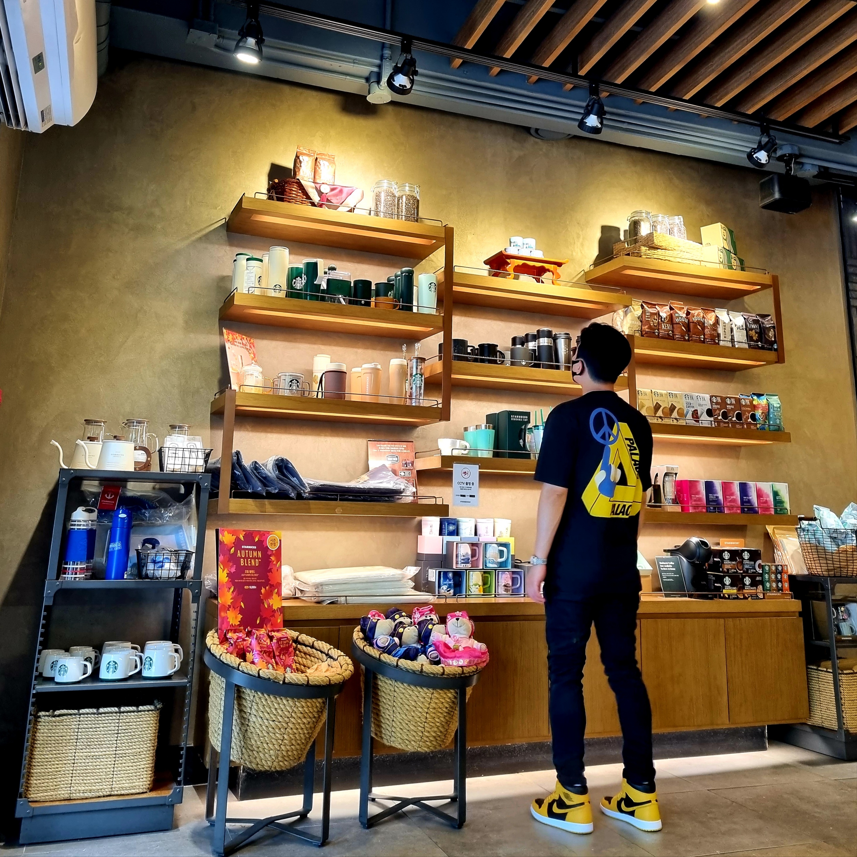 Jordan 1 Retro High OG Pollen, Palace Tri-Smiler T-Shirt Black - 20SS 착용 스타일