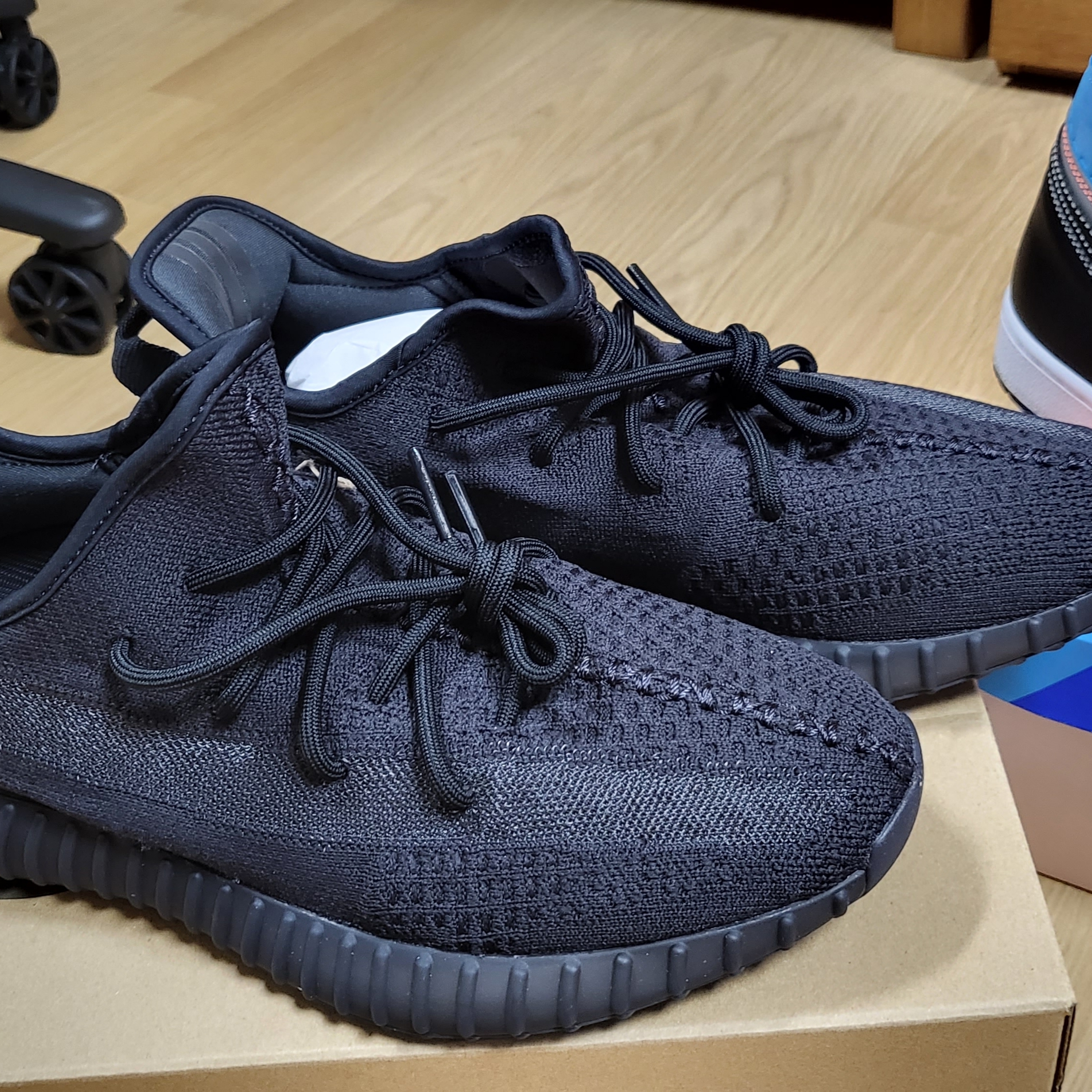 Adidas Yeezy Boost 350 V2 Onyx, Adidas Yeezy Boost 350 V2 Bone 착용 스타일 - 1