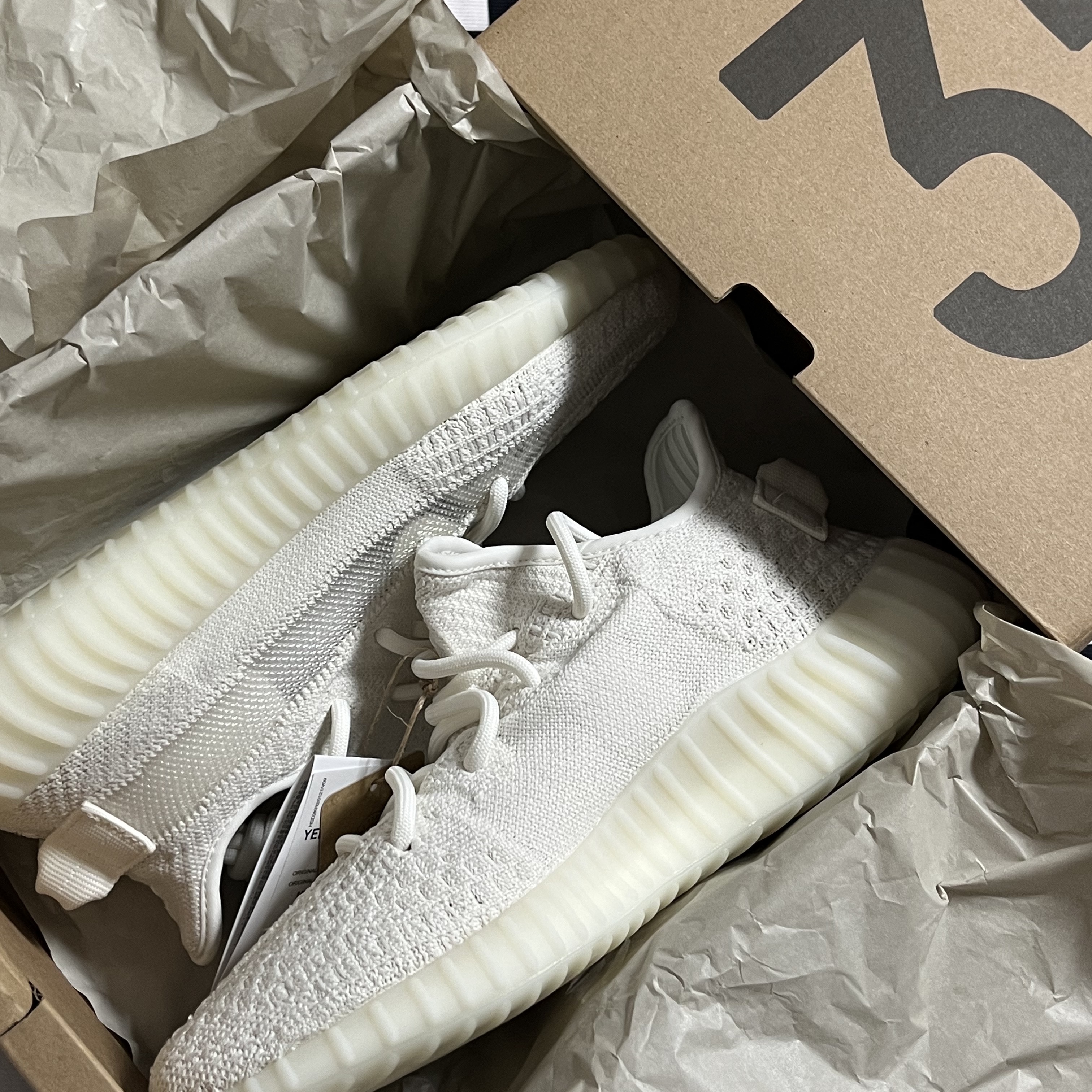 Adidas Yeezy Boost 350 V2 Bone 착용 스타일