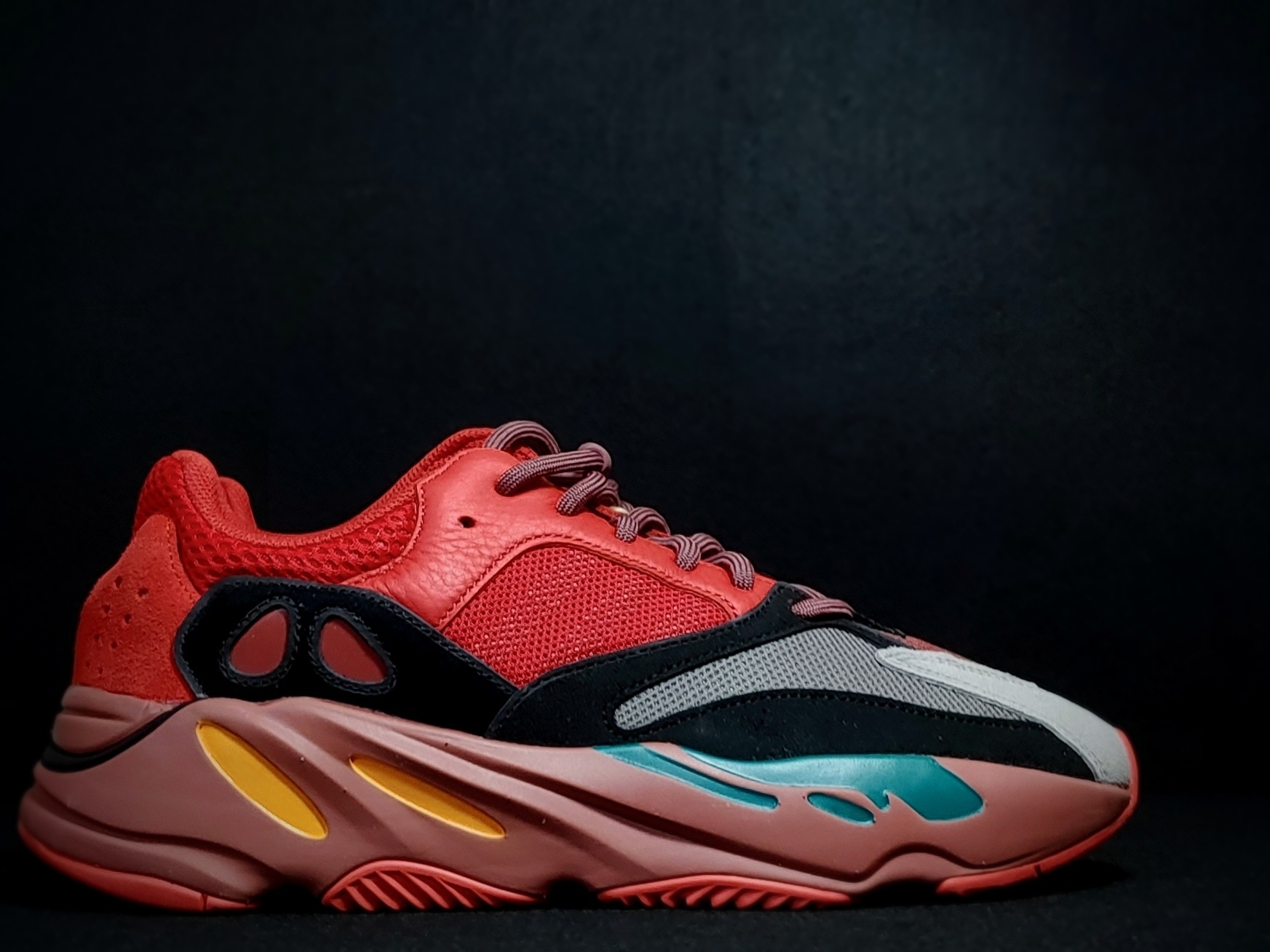 Adidas Yeezy Boost 700 Hi-Res Red 착용 스타일 - 4