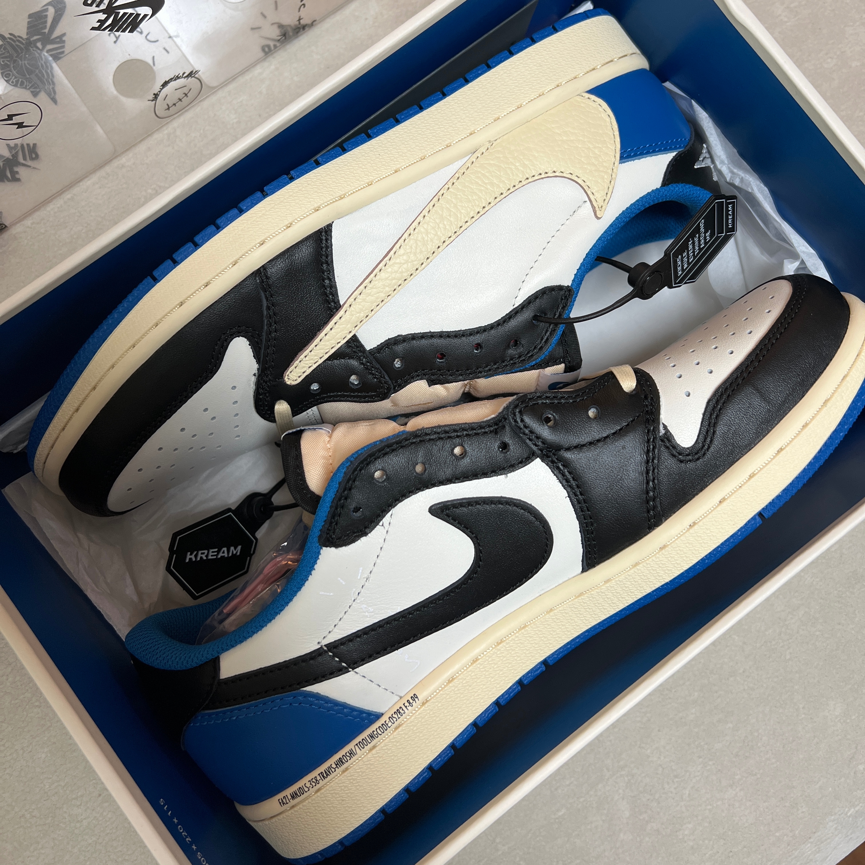 Jordan 1 x Travis Scott x Fragment Retro Low OG SP Military Blue 착용 스타일 - 4