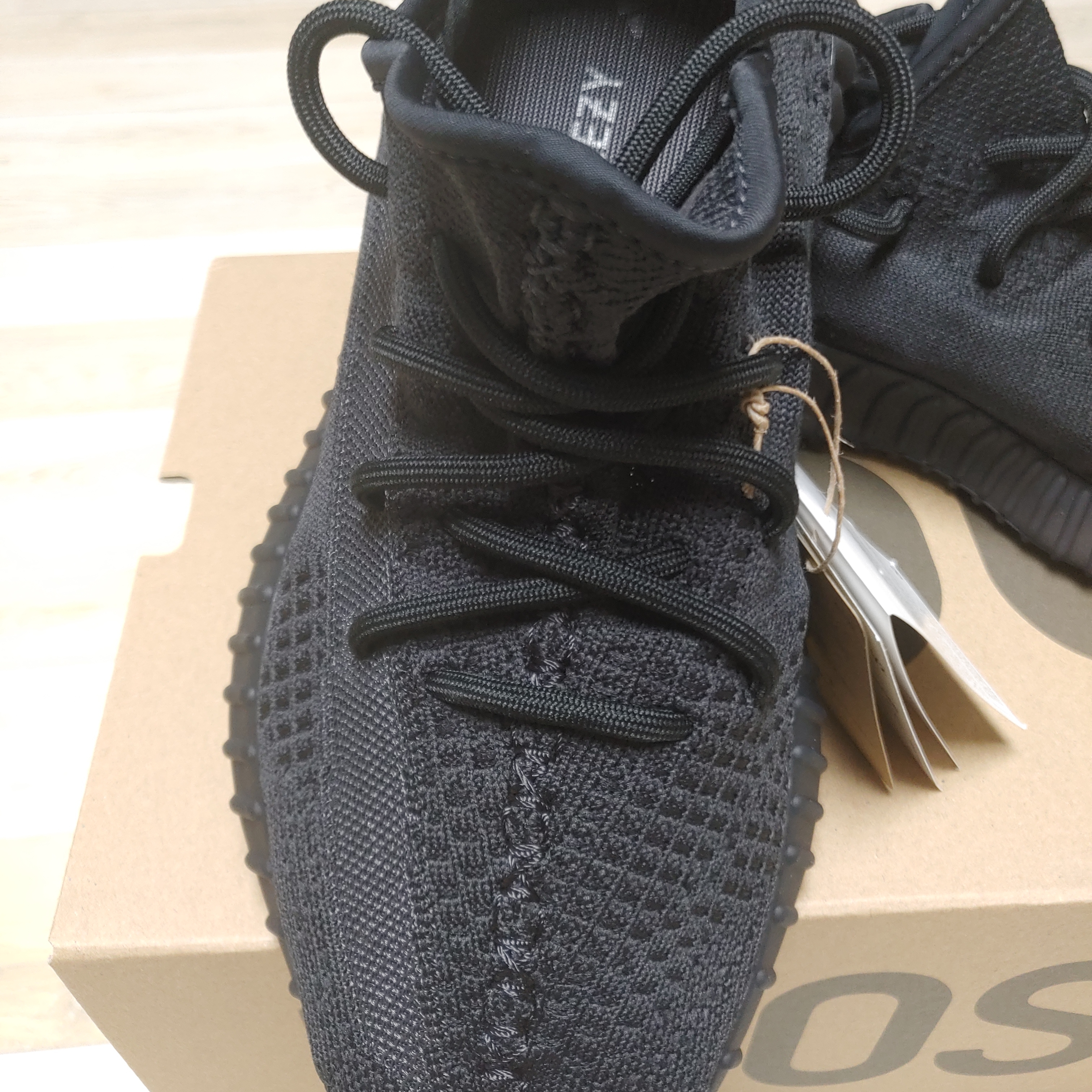 Adidas Yeezy Boost 350 V2 Onyx 착용 스타일 - 2