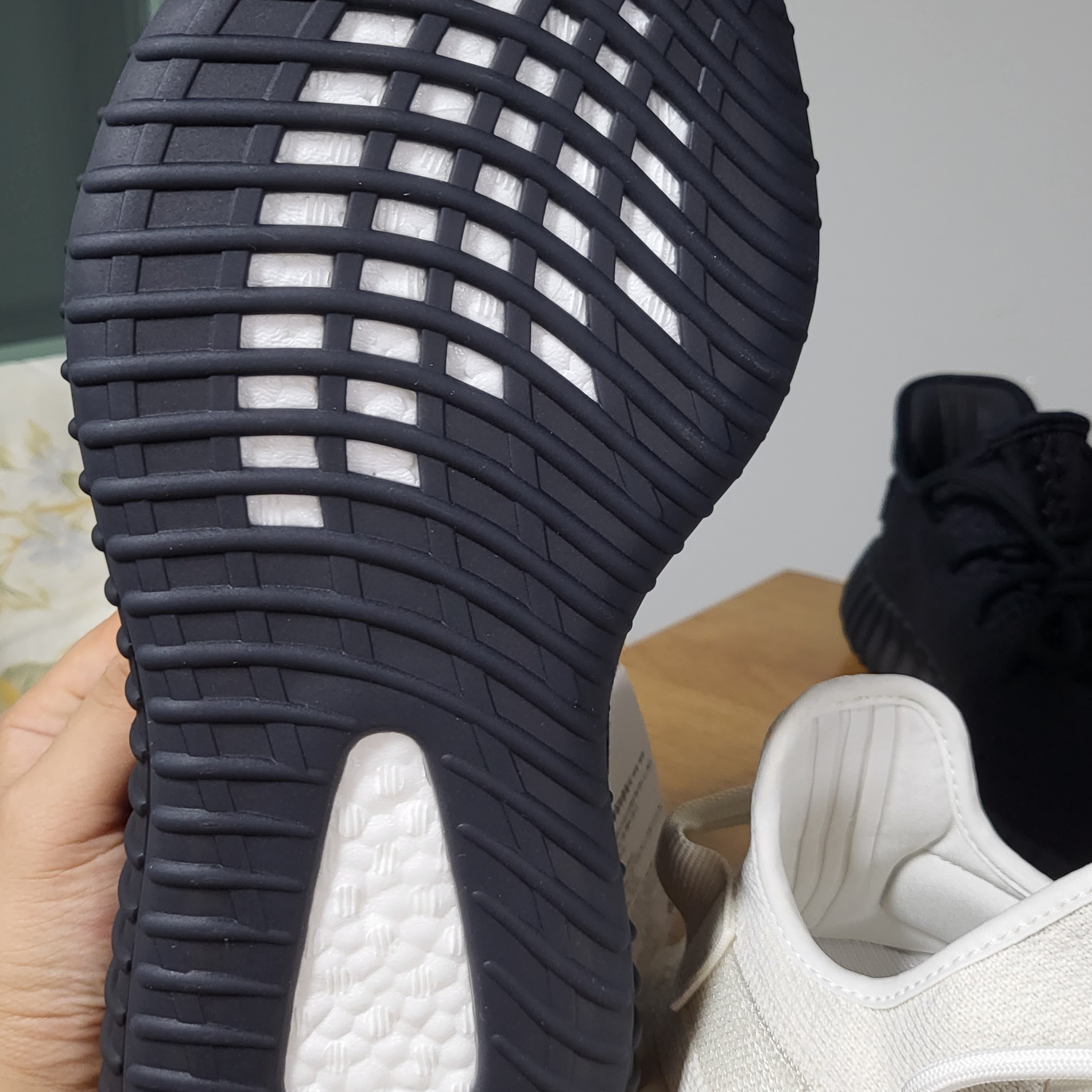 Adidas Yeezy Boost 350 V2 Onyx, Adidas Yeezy Boost 350 V2 Bone 착용 스타일 - 2