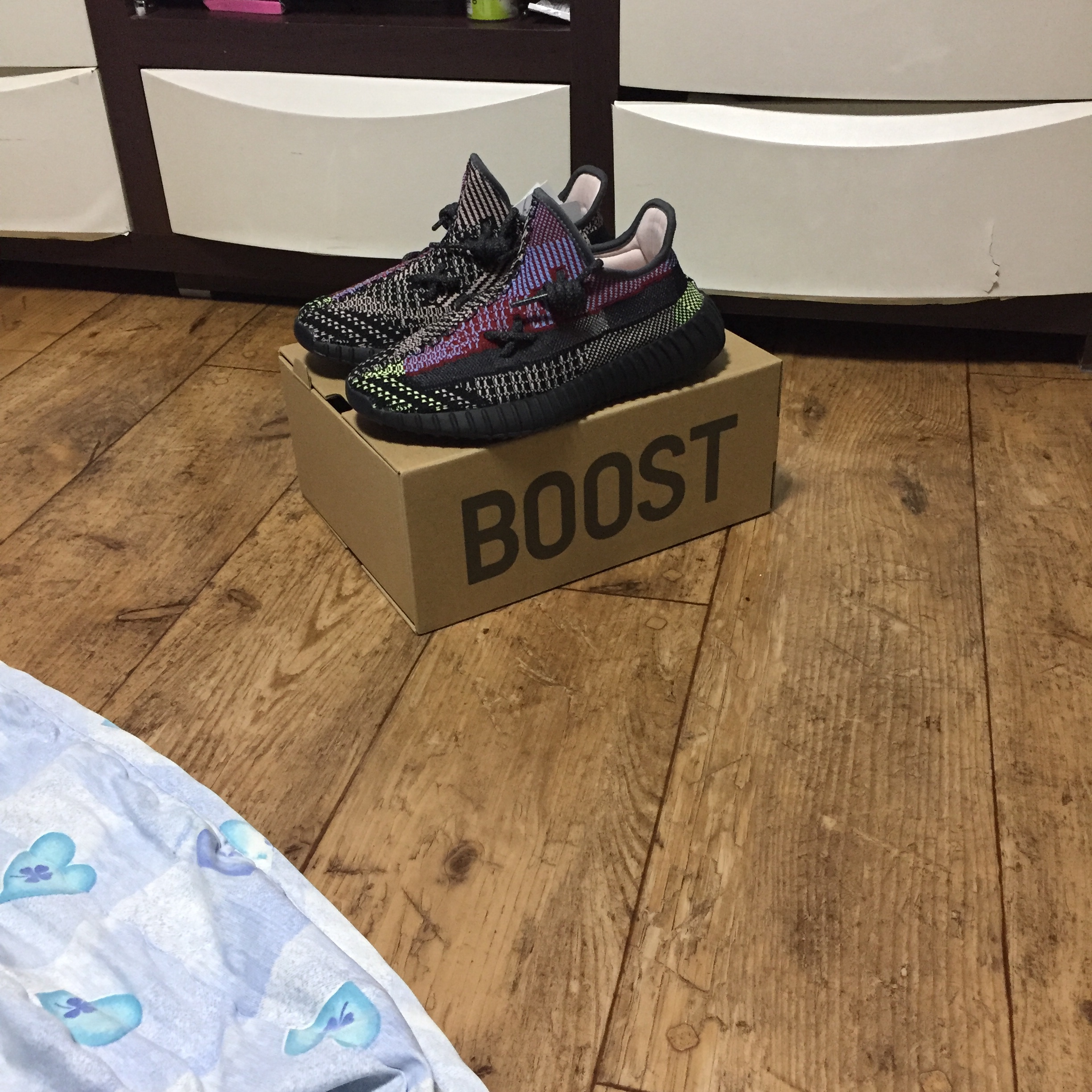 Adidas Yeezy Boost 350 V2 Yecheil - Non-Reflective 착용 스타일
