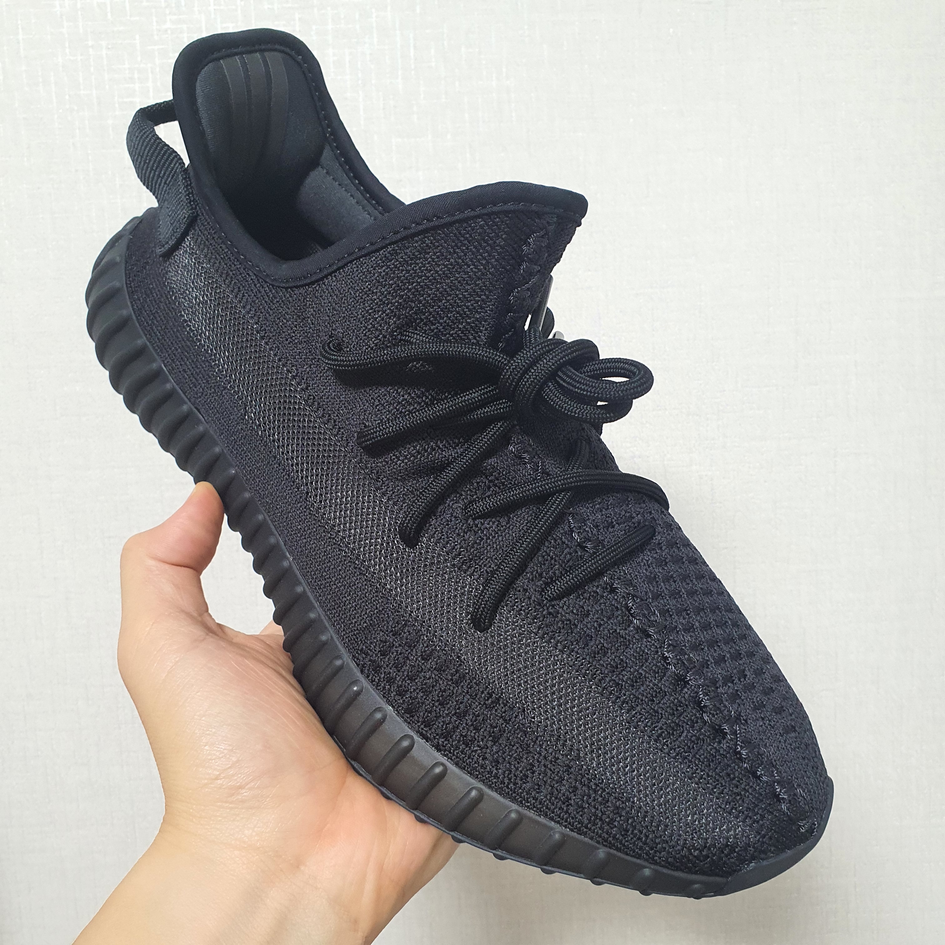 Adidas Yeezy Boost 350 V2 Onyx 착용 스타일