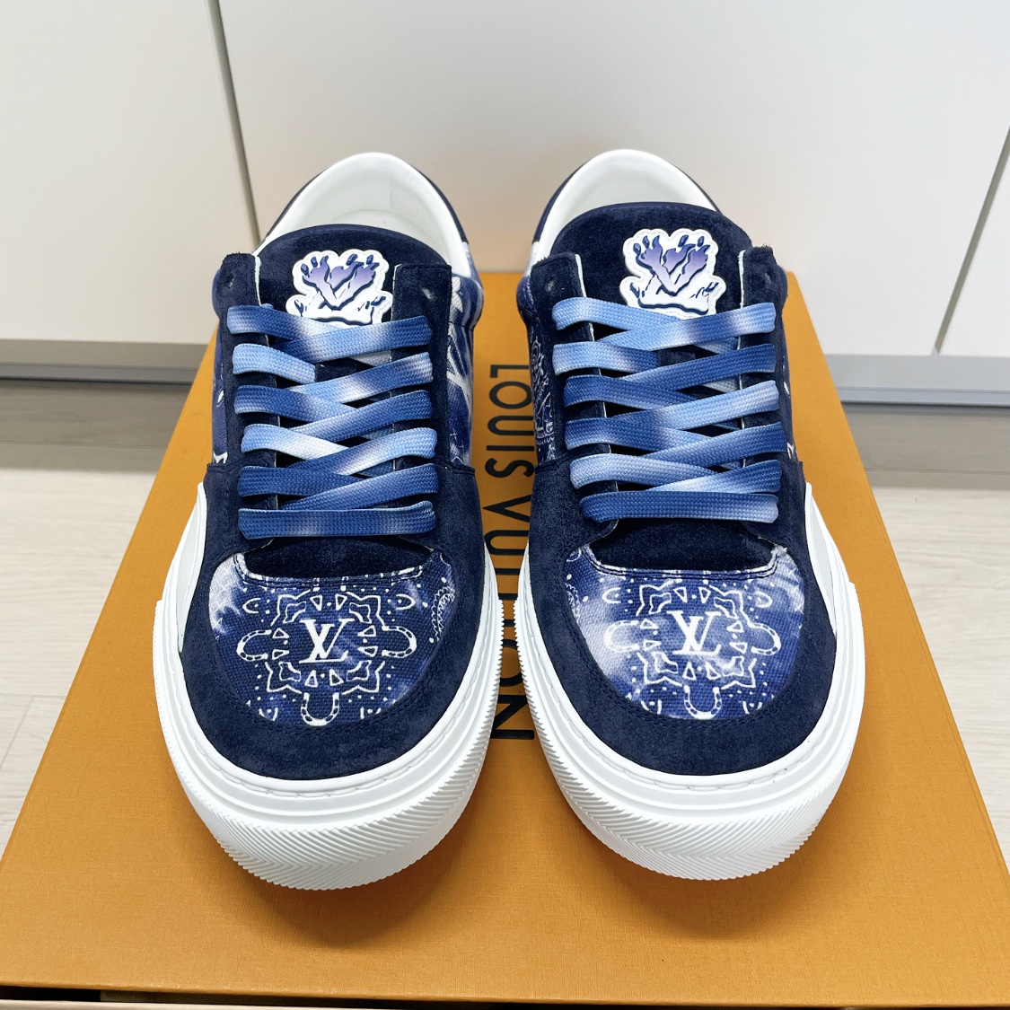 Louis Vuitton LV Ollie Sneakers Blue 착용 스타일 - 3