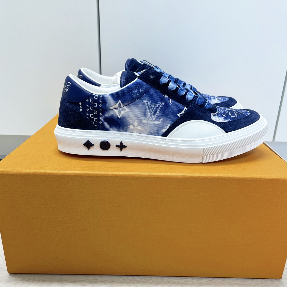 Louis Vuitton LV Ollie Sneakers Blue 착용 스타일 - 2